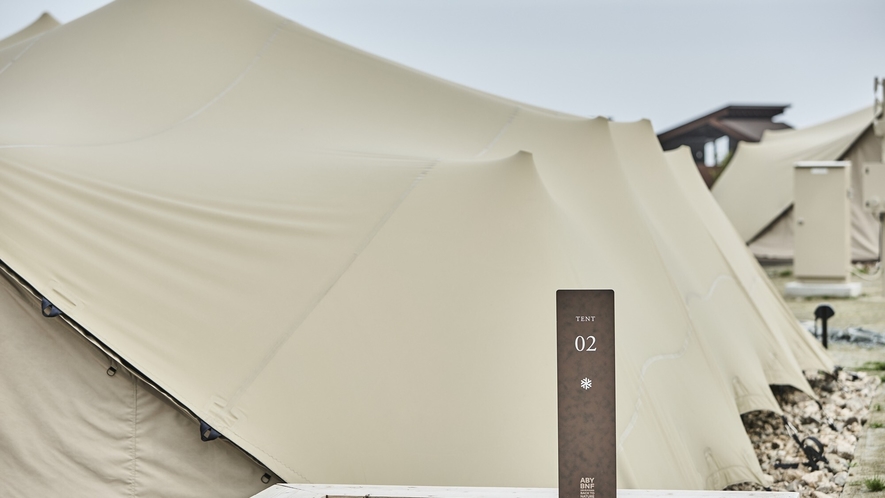 TENT｜洞窟のような形状のテントは、キャンプに近い体験が出来るように設計