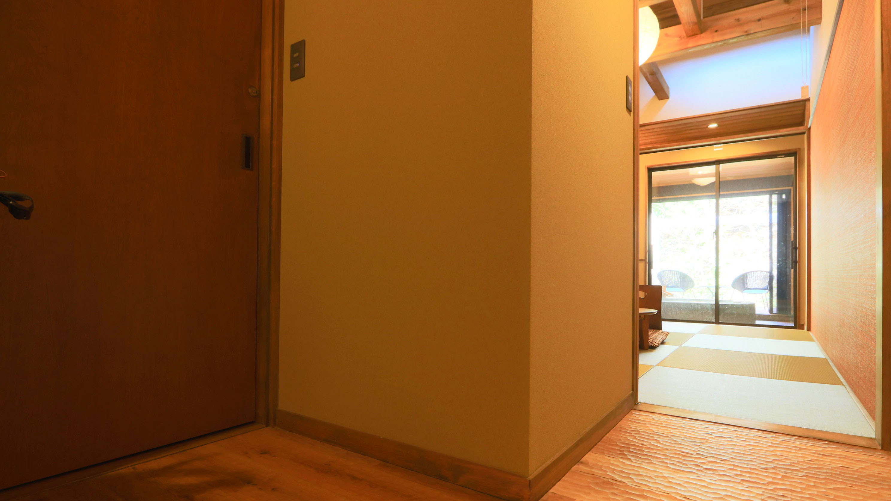 客室-あき-■お部屋の手前にウォシュレット付きトイレがあります