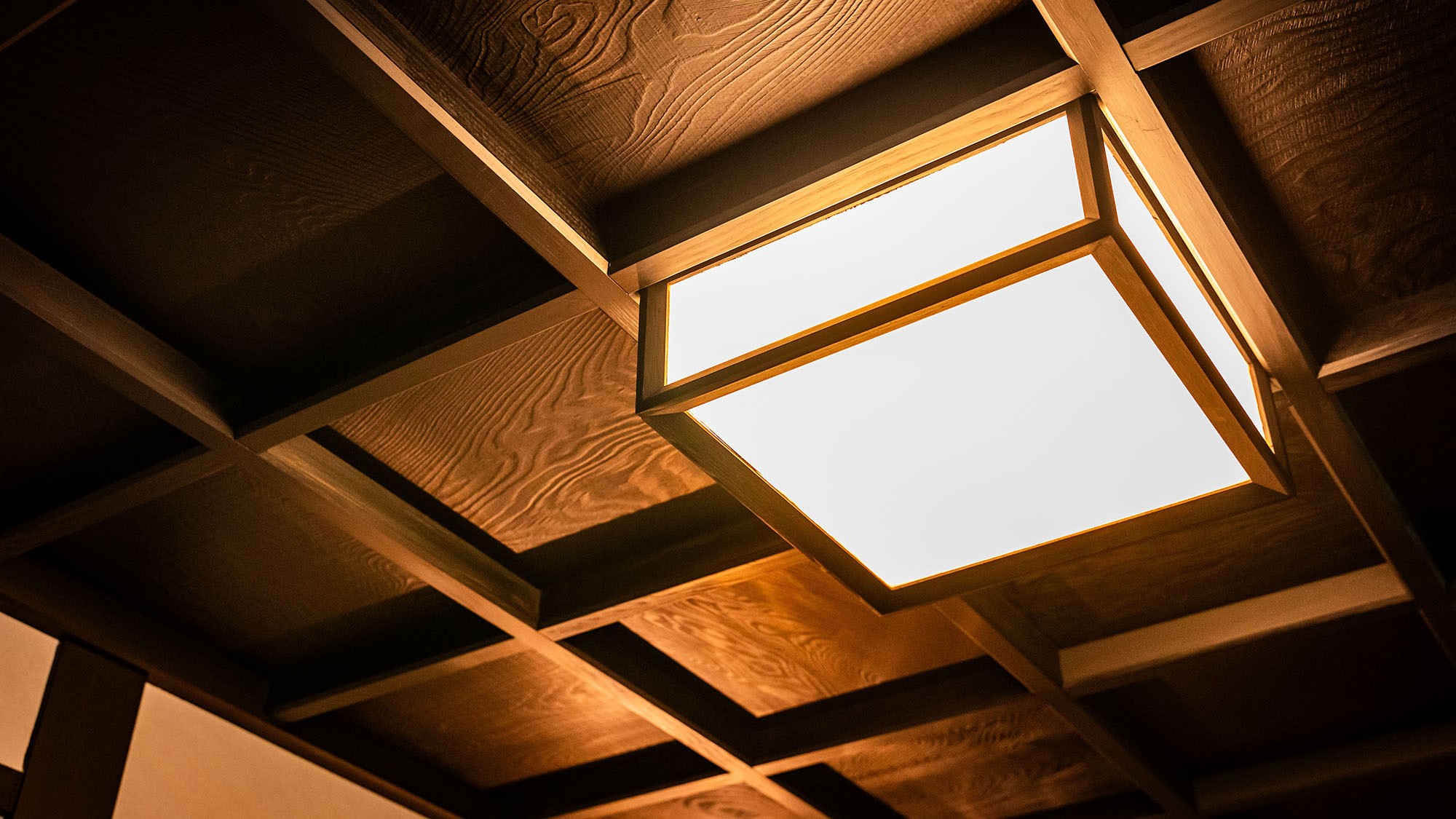 ・【インテリア】天井の板や明かりは日本家屋の伝統を感じさせます