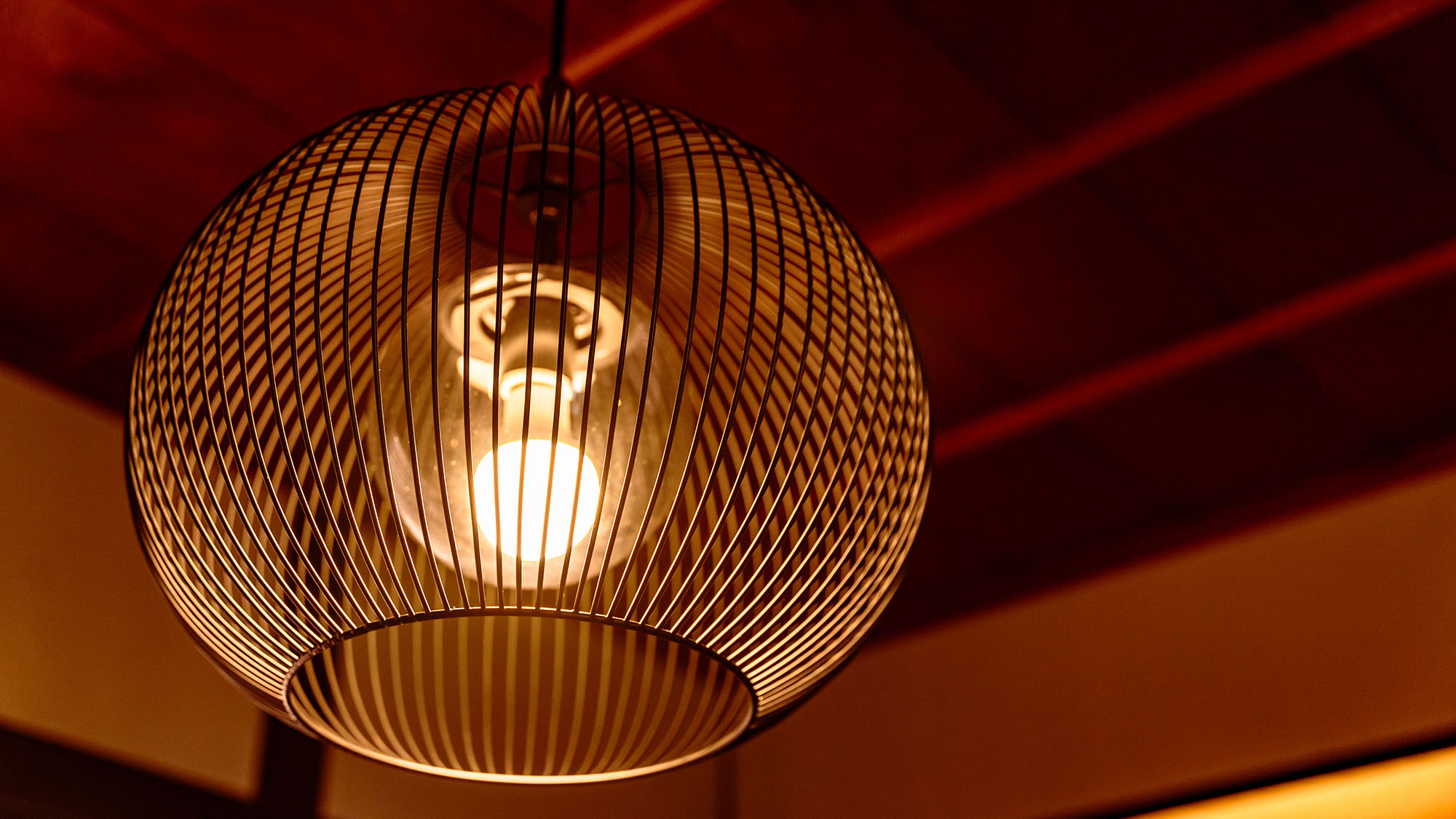 ・【インテリア】木製のランプシェードがお部屋のアクセントに