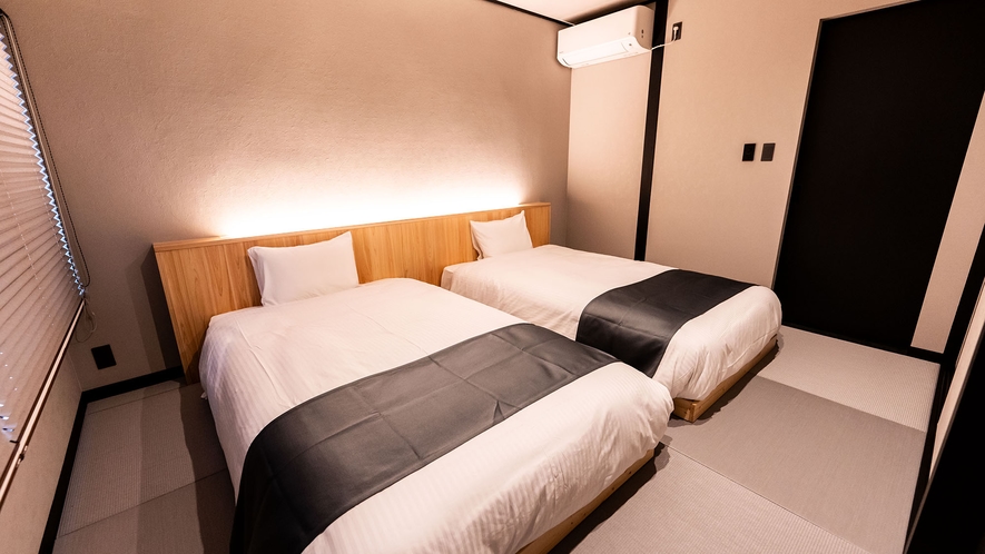 ・【メインベッドルーム】琉球畳と間接照明がモダンな雰囲気を演出
