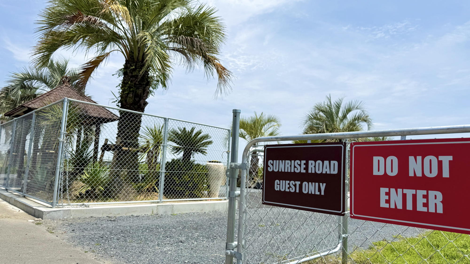 "SUNRISE ROAD"をお通りいただき、海岸まで降りていただくことが可能です◎