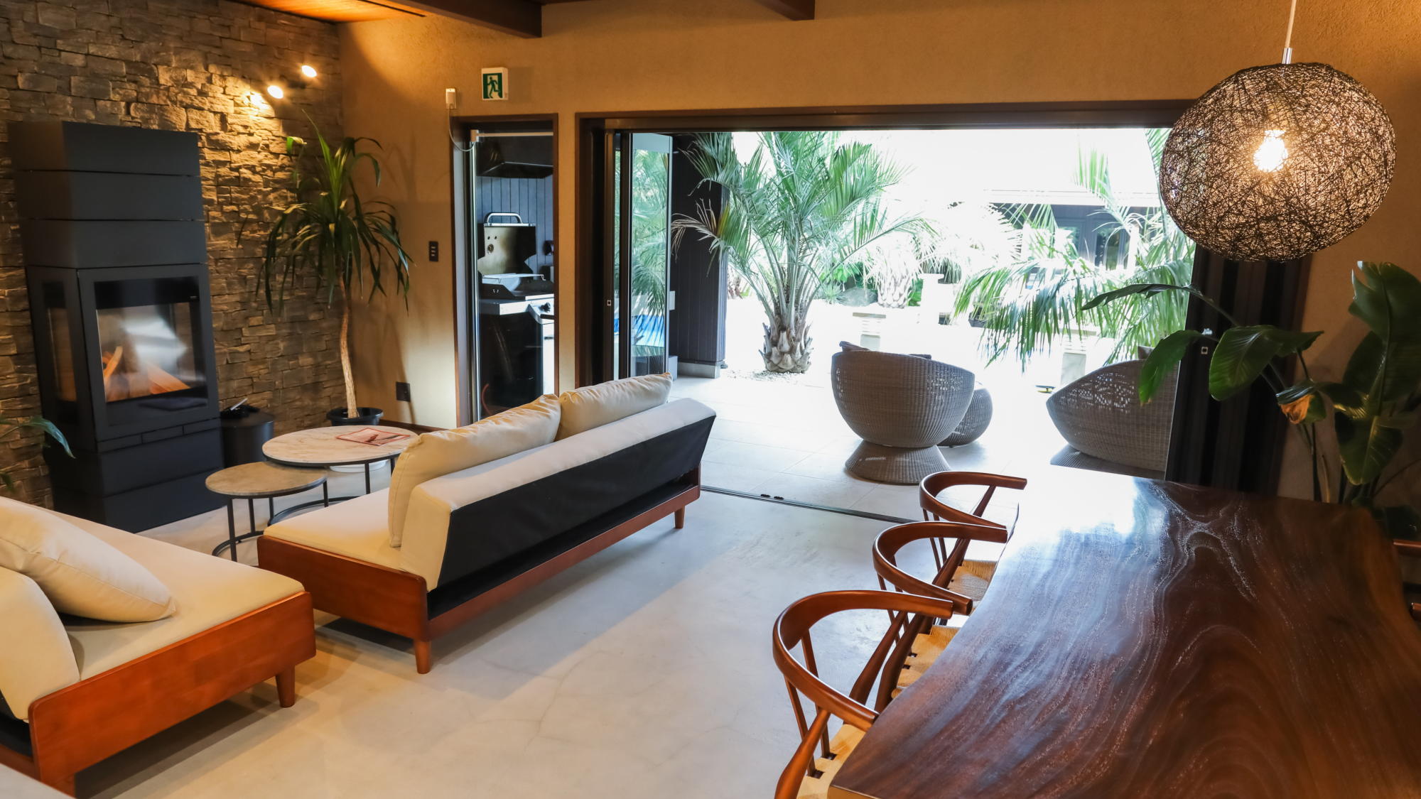 広々としたコンドミニアムスタイルの室内