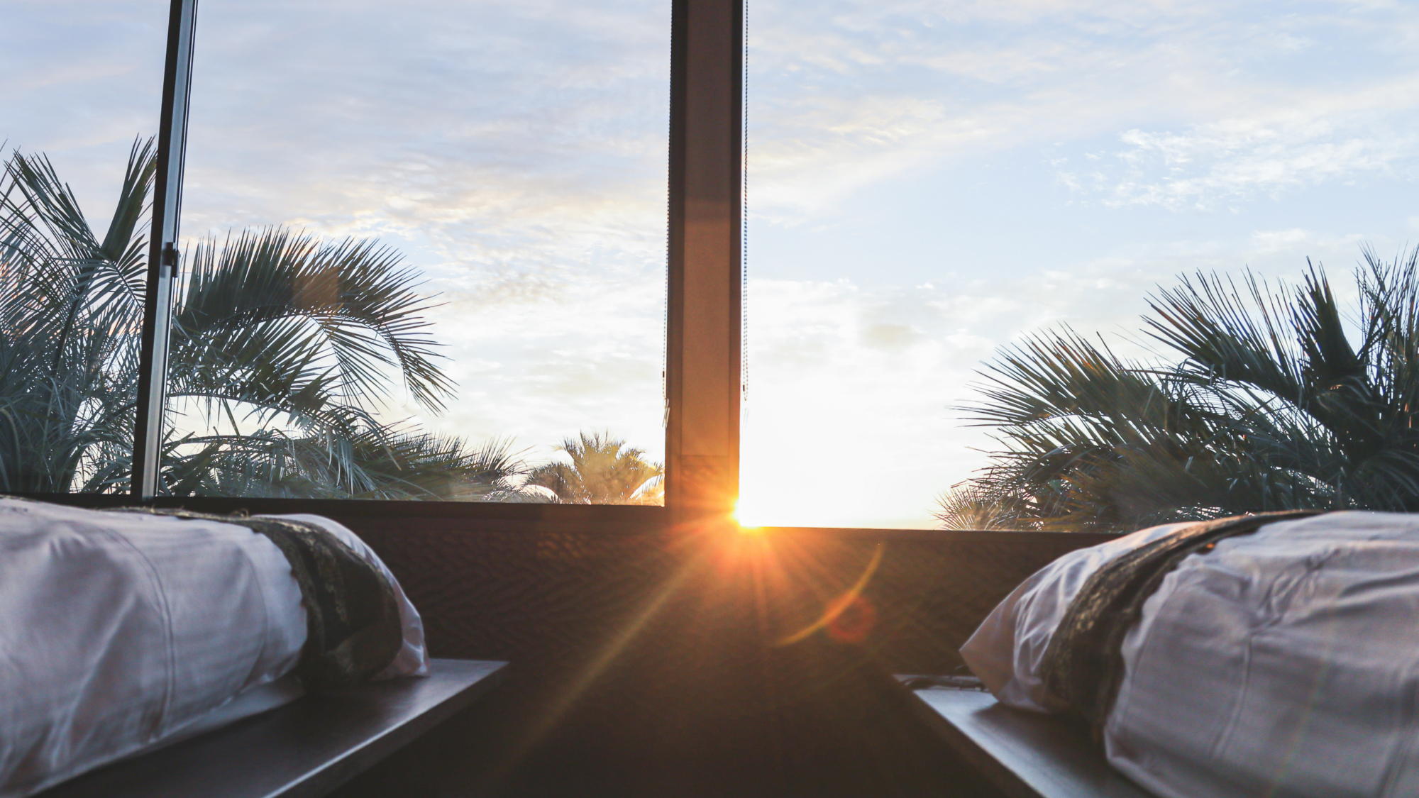 早朝の静かな空気の中 朝日に出会うと気持ちが穏やかになります。