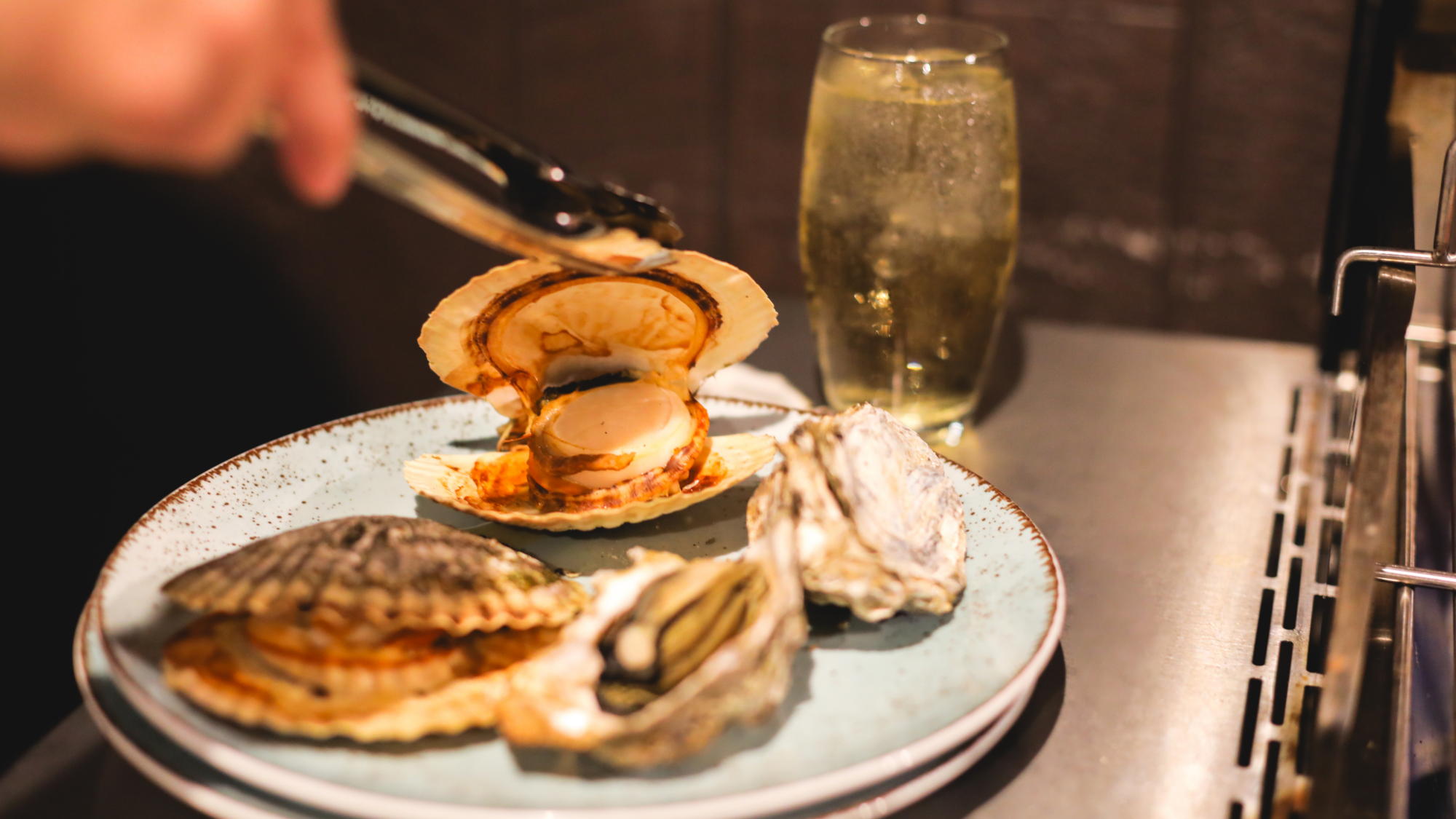 地元の水産から直接仕入れた伊勢エビやあわびなど 新鮮な海鮮が味わえます。