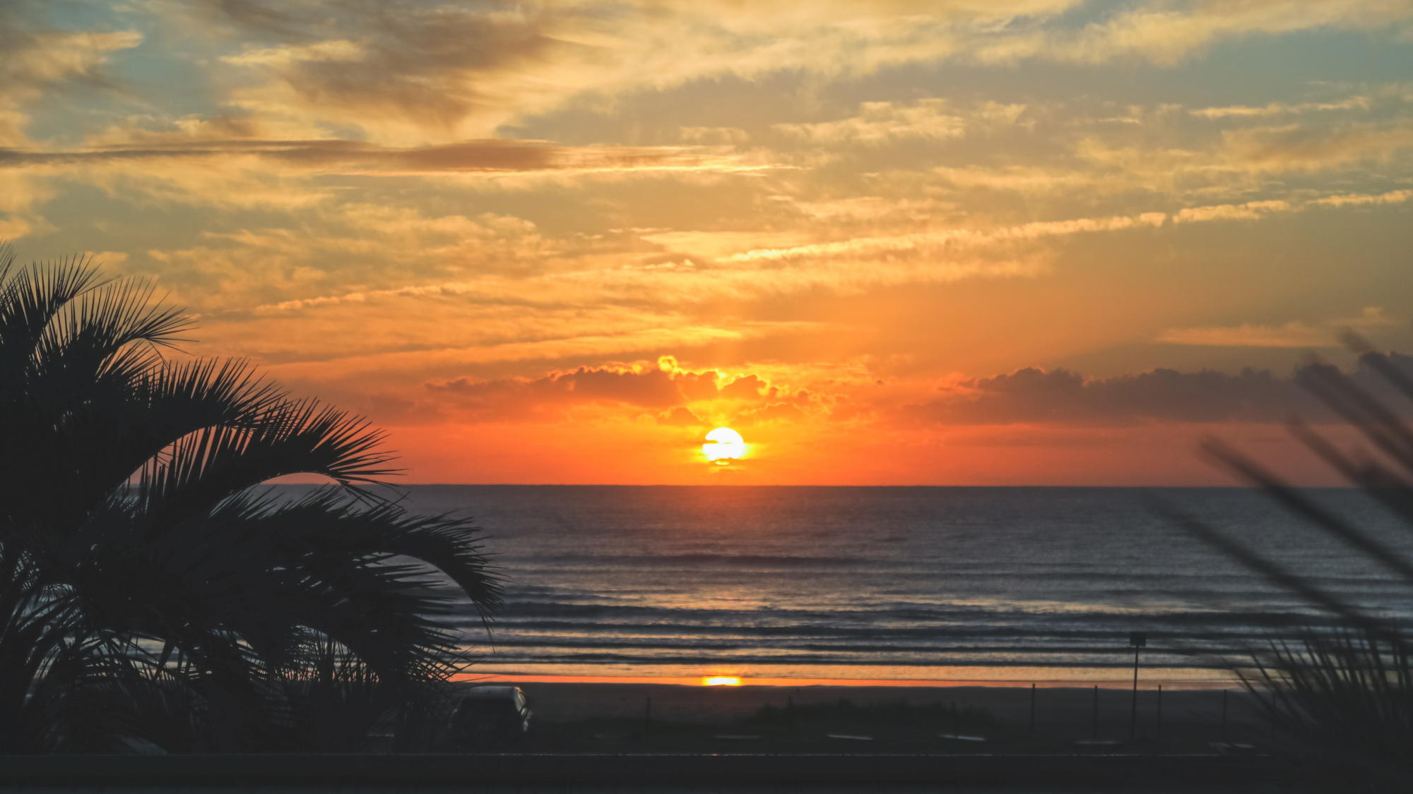 空のあお、海のあおをわける陽光のオレンジ&hellip;朝焼けに包まれる癒しのリゾートステイ