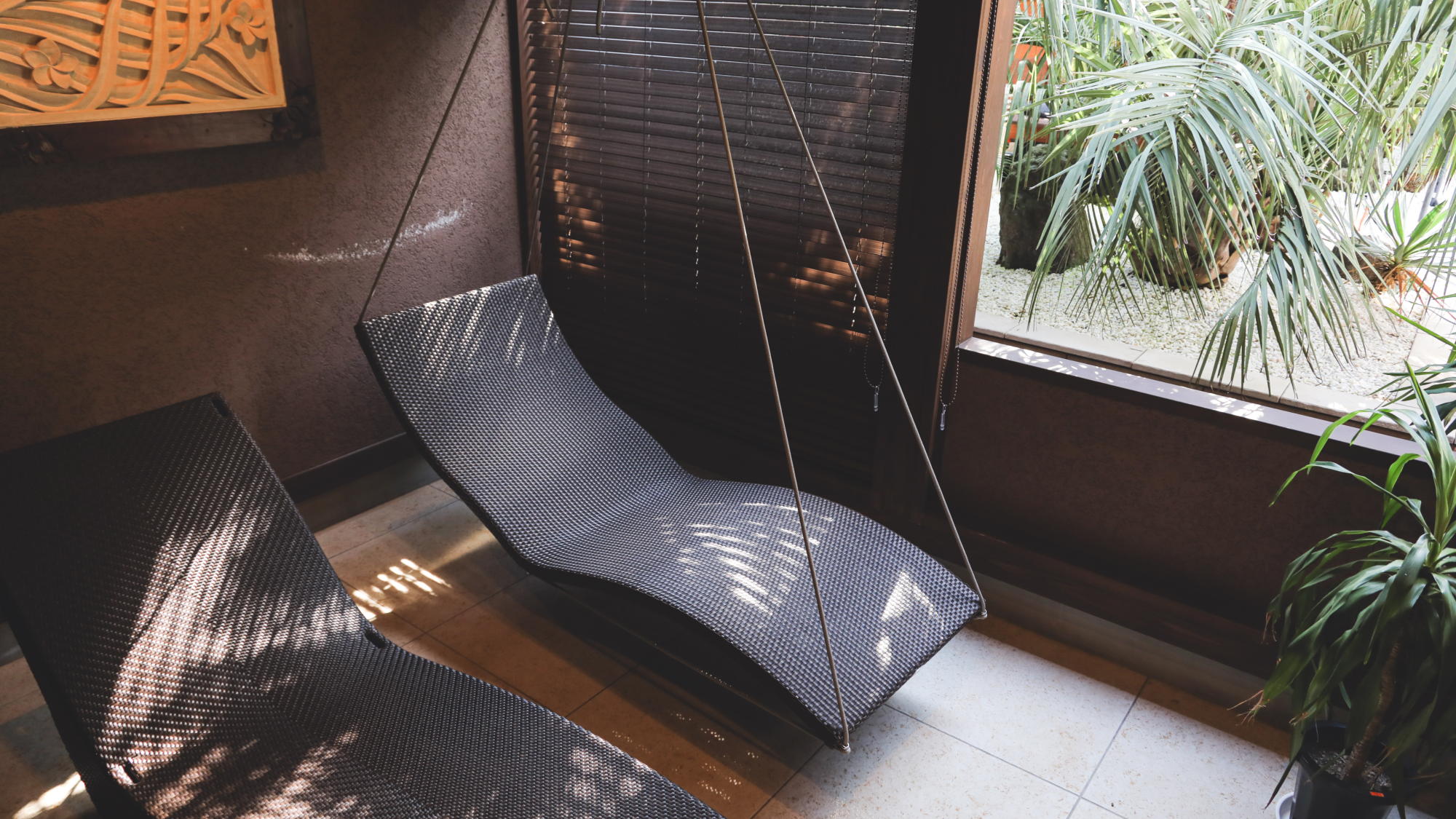 プールの休憩にも、サウナ後の外気浴にも。