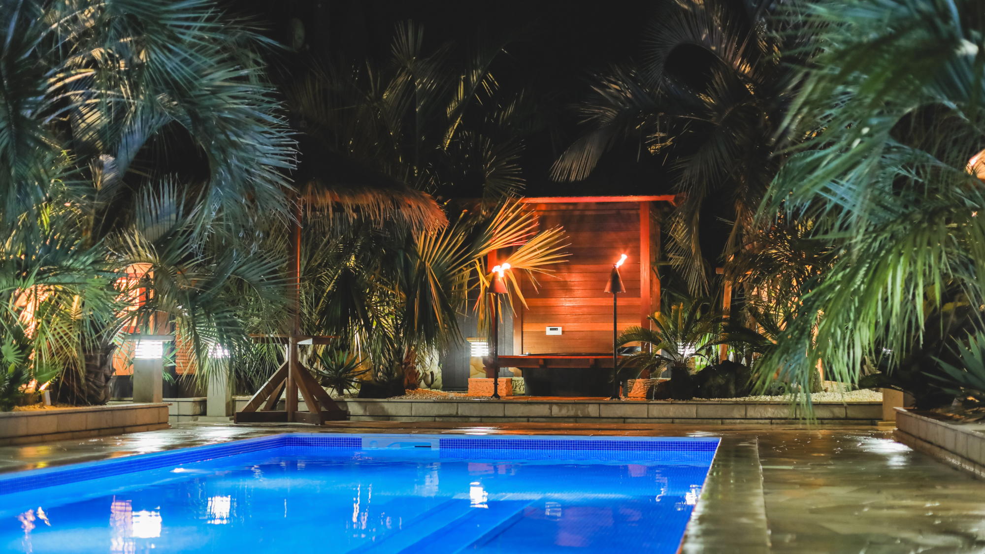 ライトアップされたガーデンプール