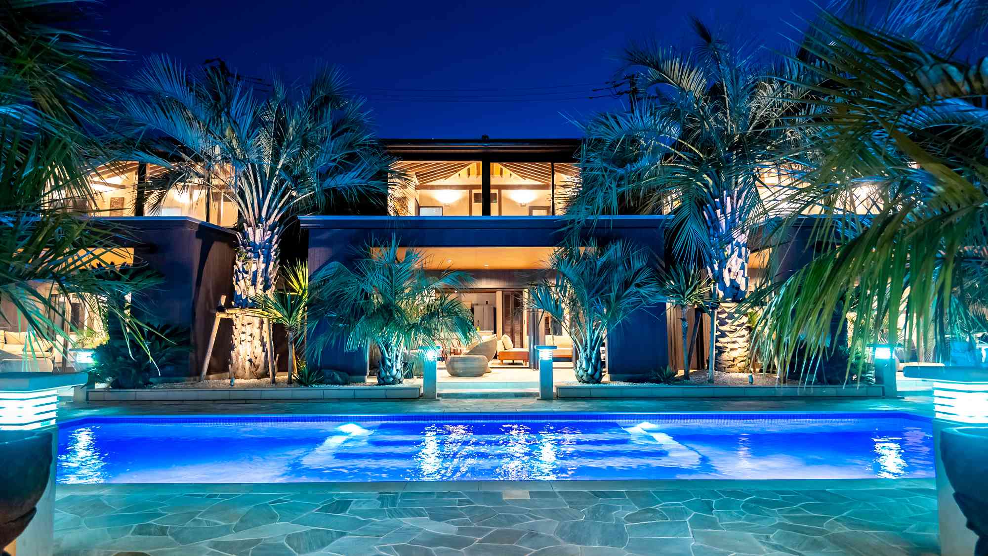 夜はライトアップされた幻想的なガーデンプール