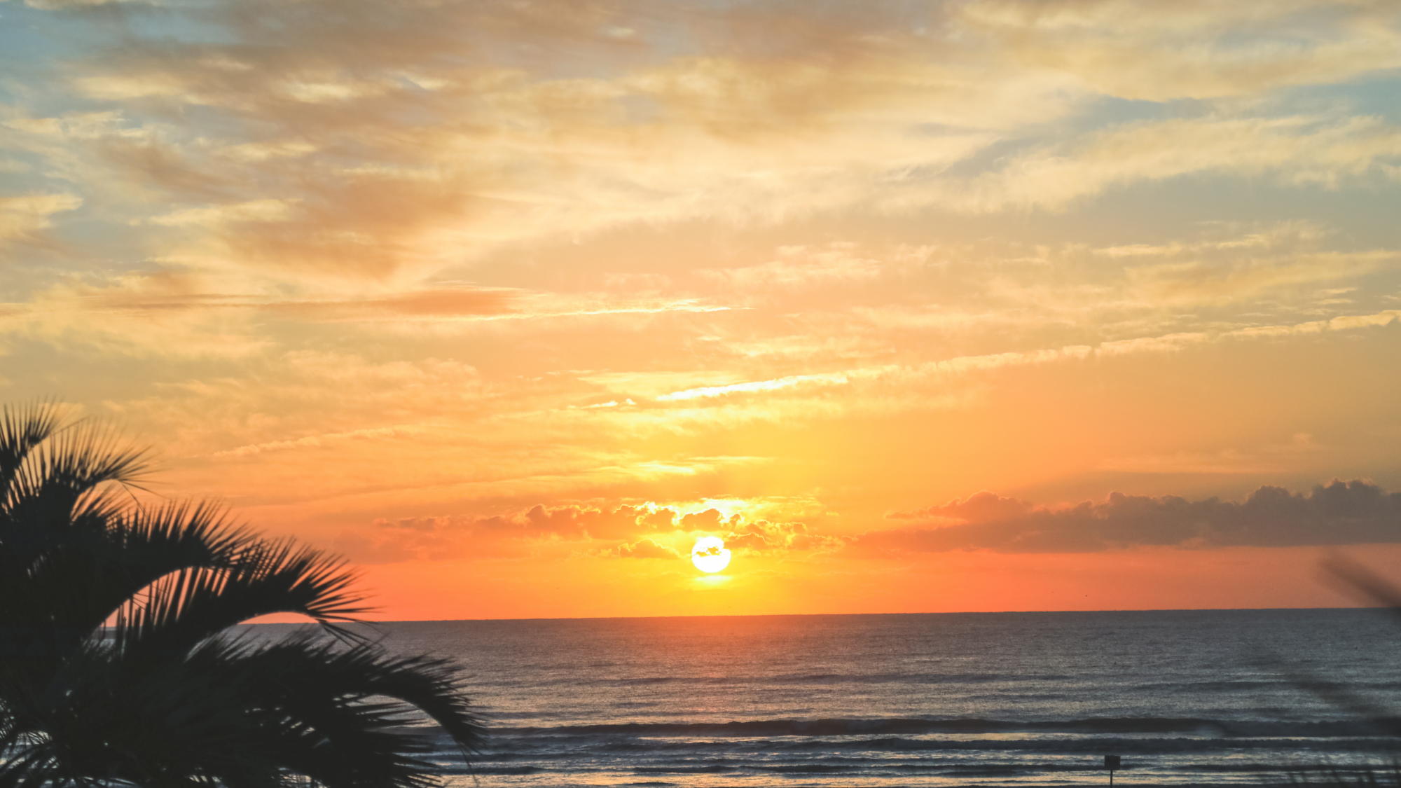 静寂の中、陽が昇る瞬間を楽しめるプライベートヴィラ