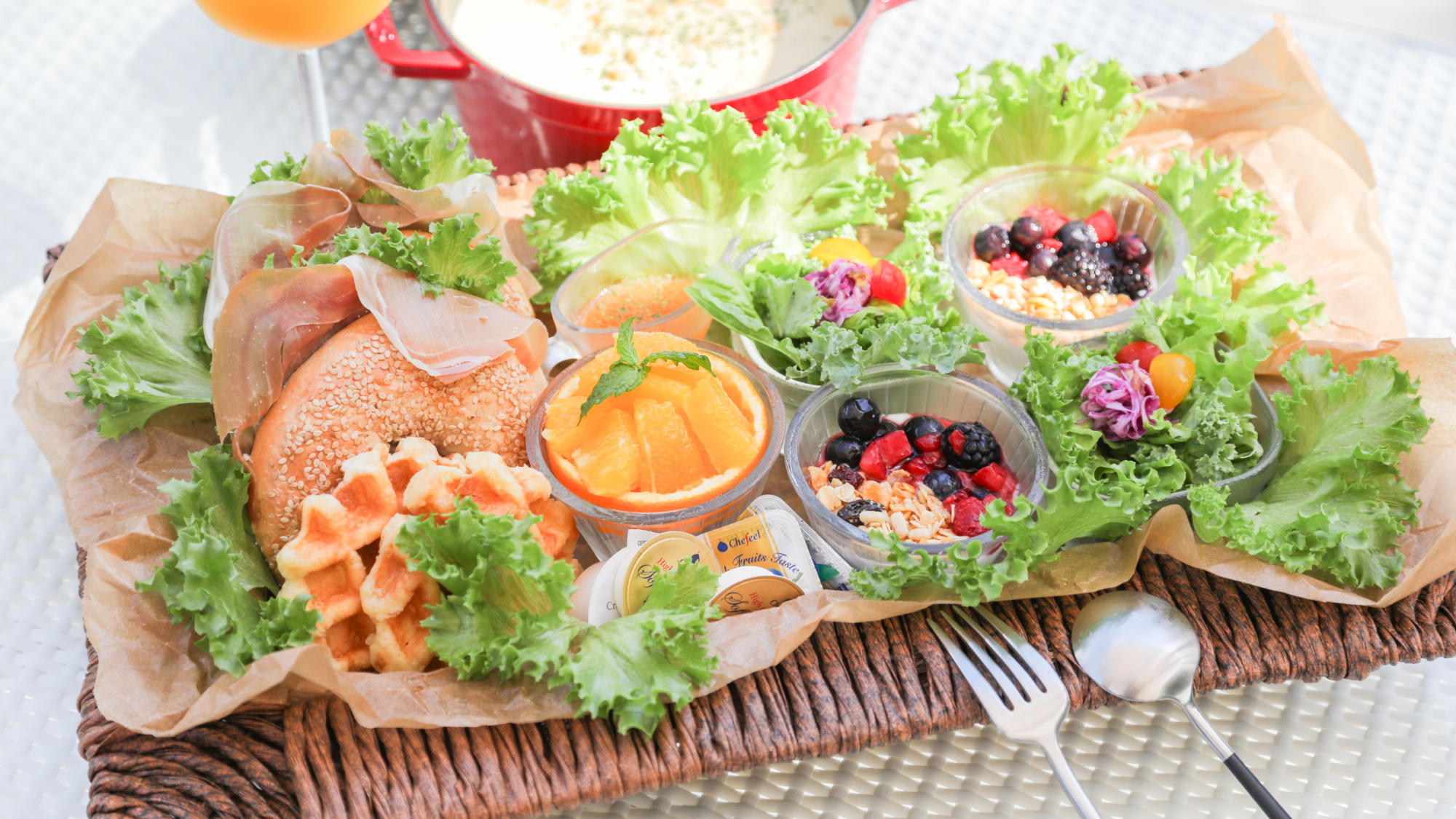 フレッシュな野菜とフルーツ、ヘルシーかつボリューム満点な朝食で素敵な1日のはじまりを！