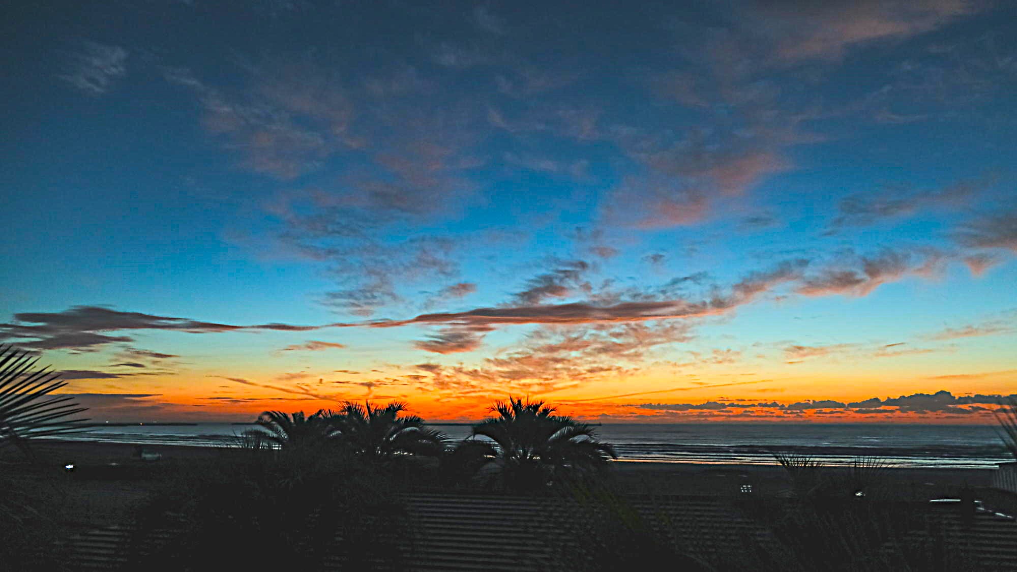 暗やみに少しずつ色がつき始めるとあなたの視界の全てが空と海.