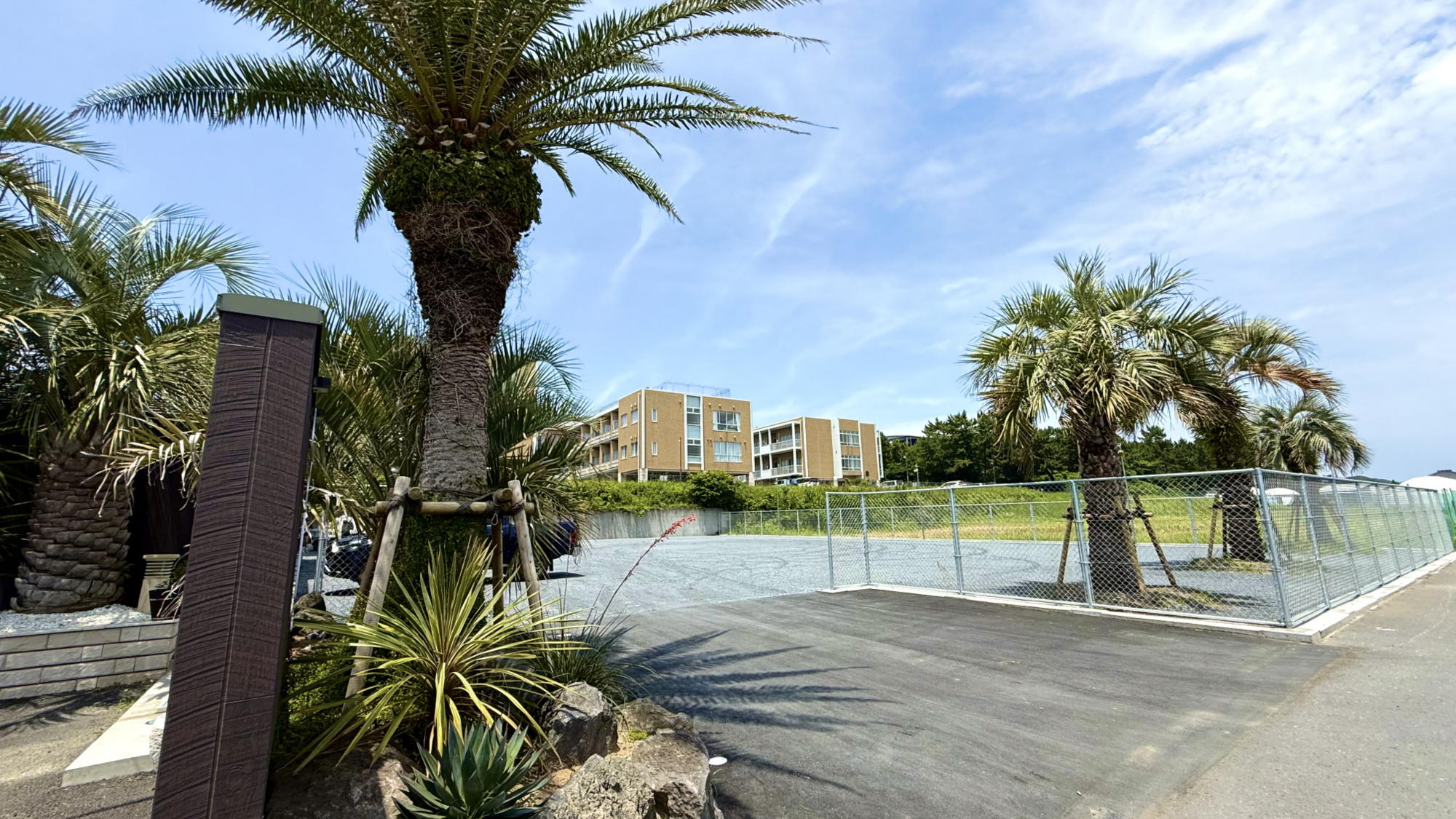 建物エントランス前、センターハウスの隣には約30台駐車可能な駐車場（無料）がございます。