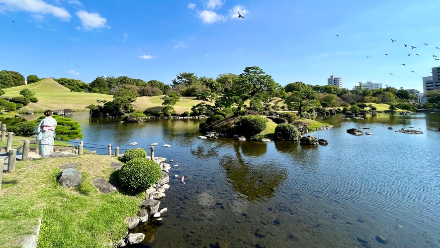 国の名勝・史跡に指定されている、桃山式の回遊式庭園「水前寺成趣園（水前寺公園）」