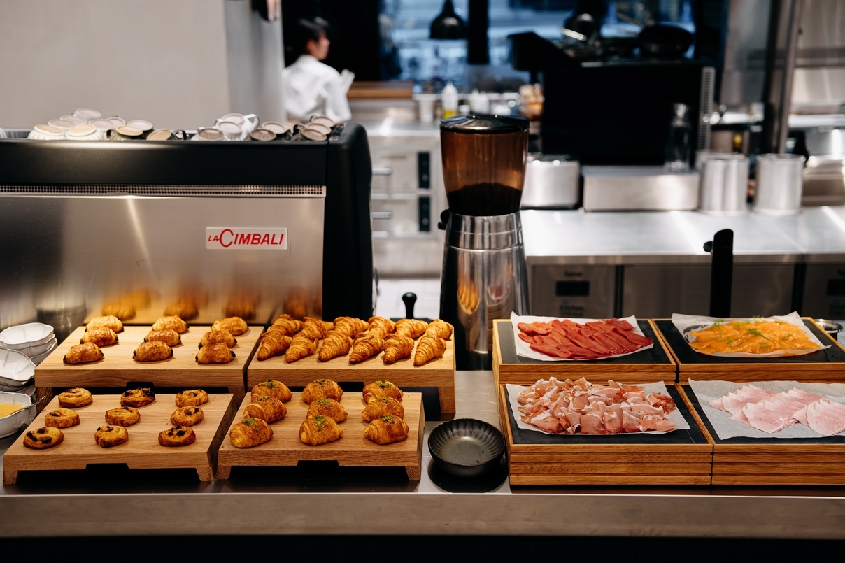 ミシュランの星に輝くシェフが率いる「ル・プリスティン カフェ 東京」で種類豊富な朝食ブッフェを堪能