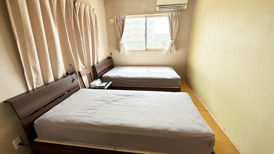 ・【寝室】シングルベッド×1台、セミダブルベッド×1台のお部屋です