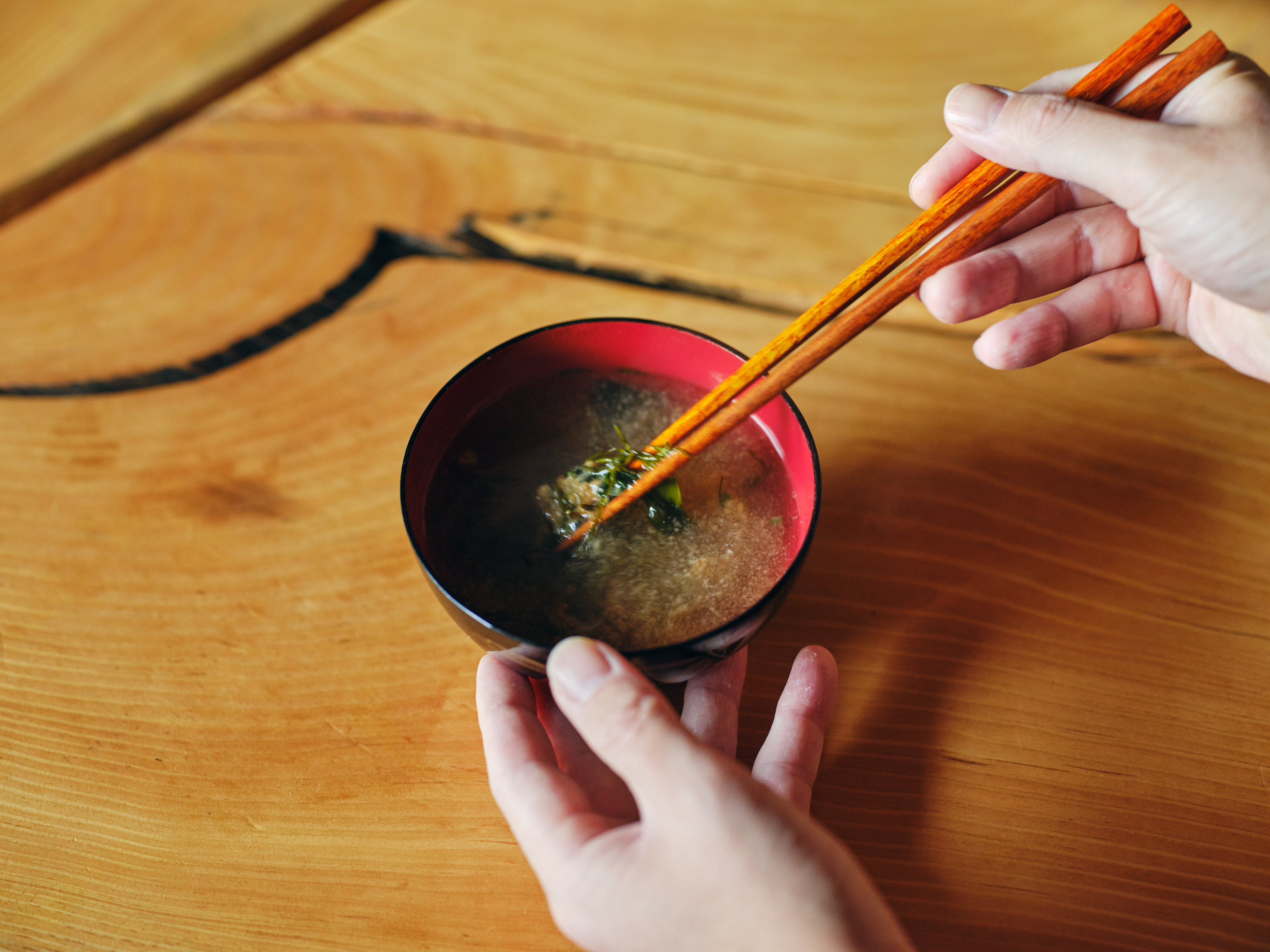 味噌玉にアカモクを添えて。お湯で丁寧に混ぜて溶かしてください。