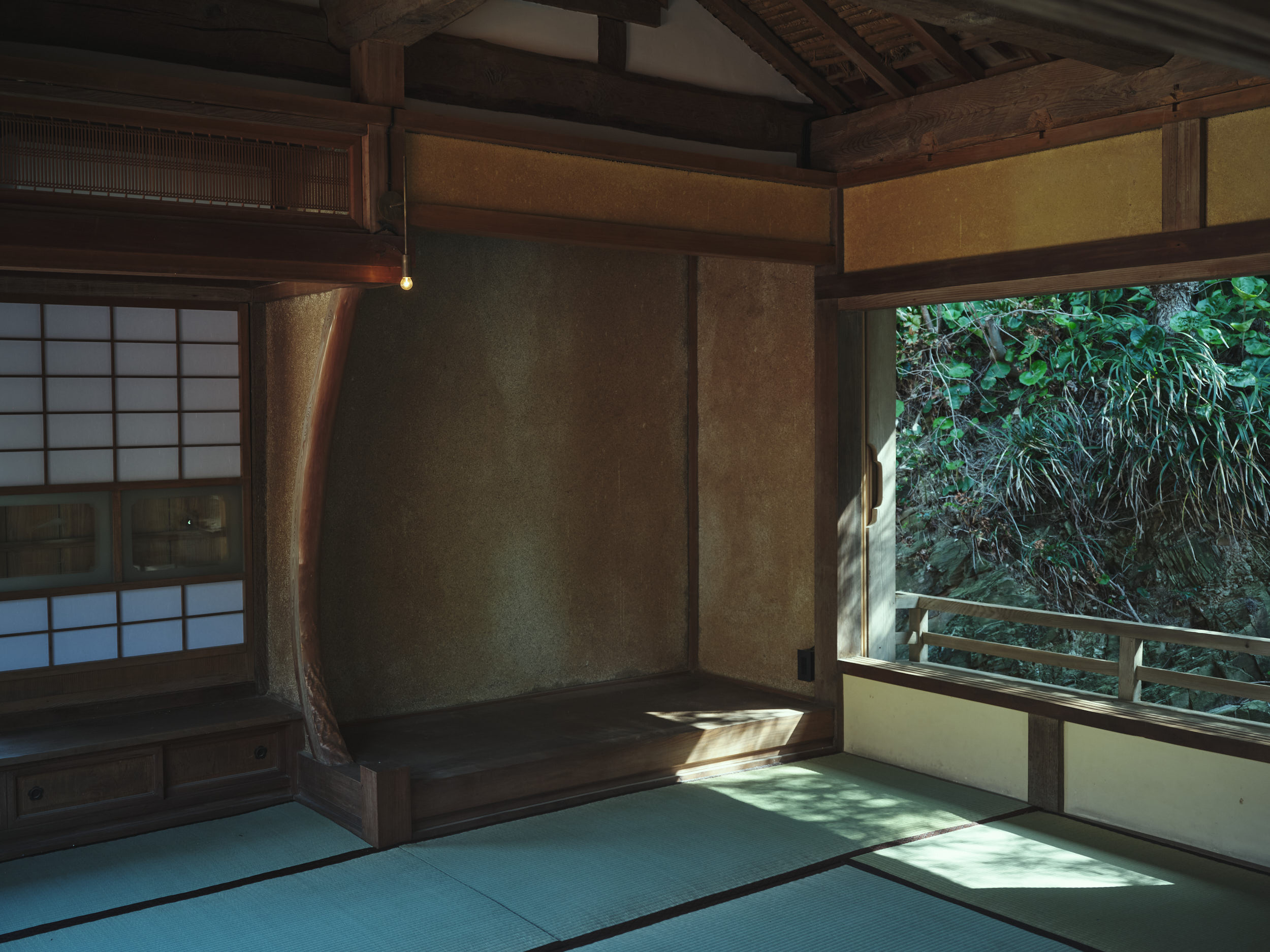 2階山側の岩肌