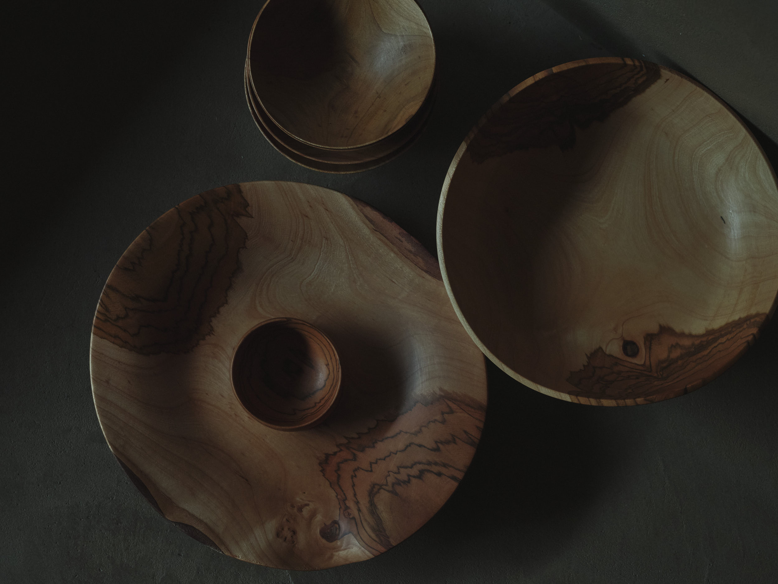 地元の木材を使った木の器とお茶碗