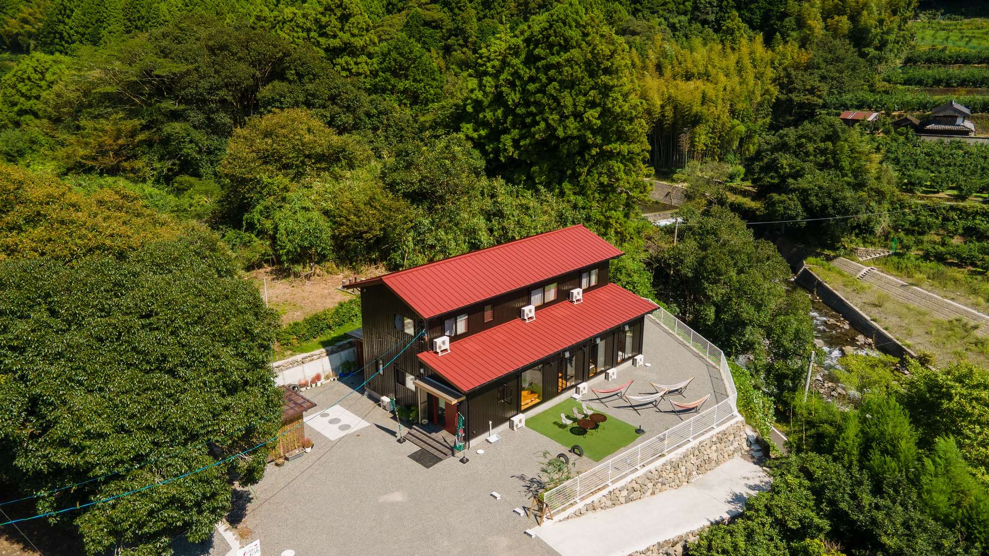 ・【外観】宿の前にはテーブルと椅子、ハンモックをご用意。自然の空気を感じながらお寛ぎいただけます