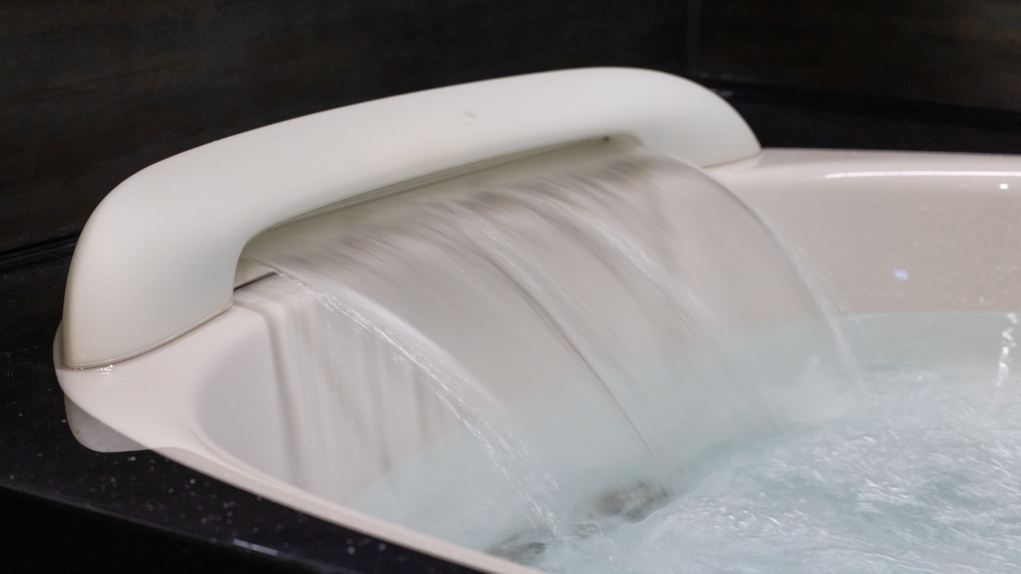 ・【お風呂】肩湯が楽しめる注ぎ口。お湯のベールが身体を包み込み全身を温めます