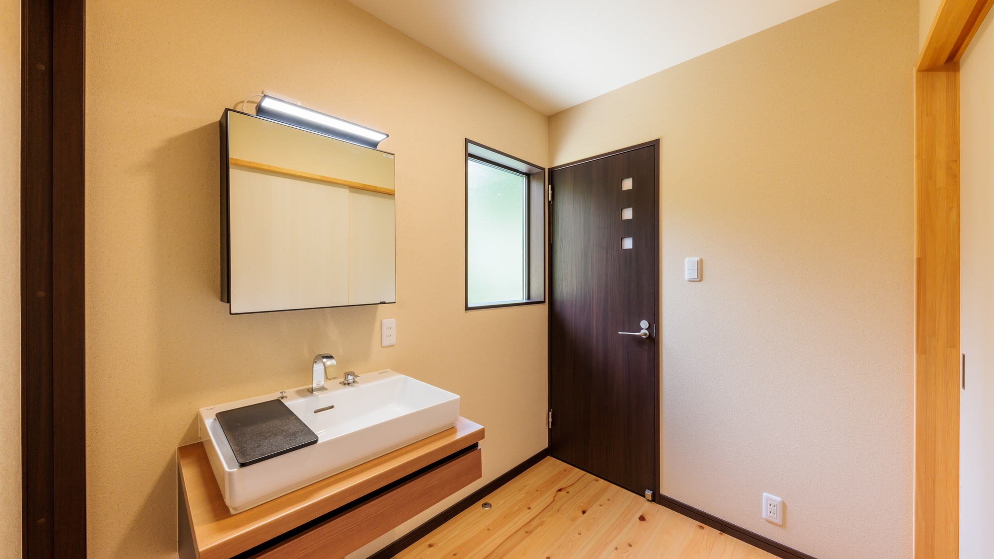 ・【洗面所】木のぬくもりを感じられる、清潔感あふれる洗面スペース