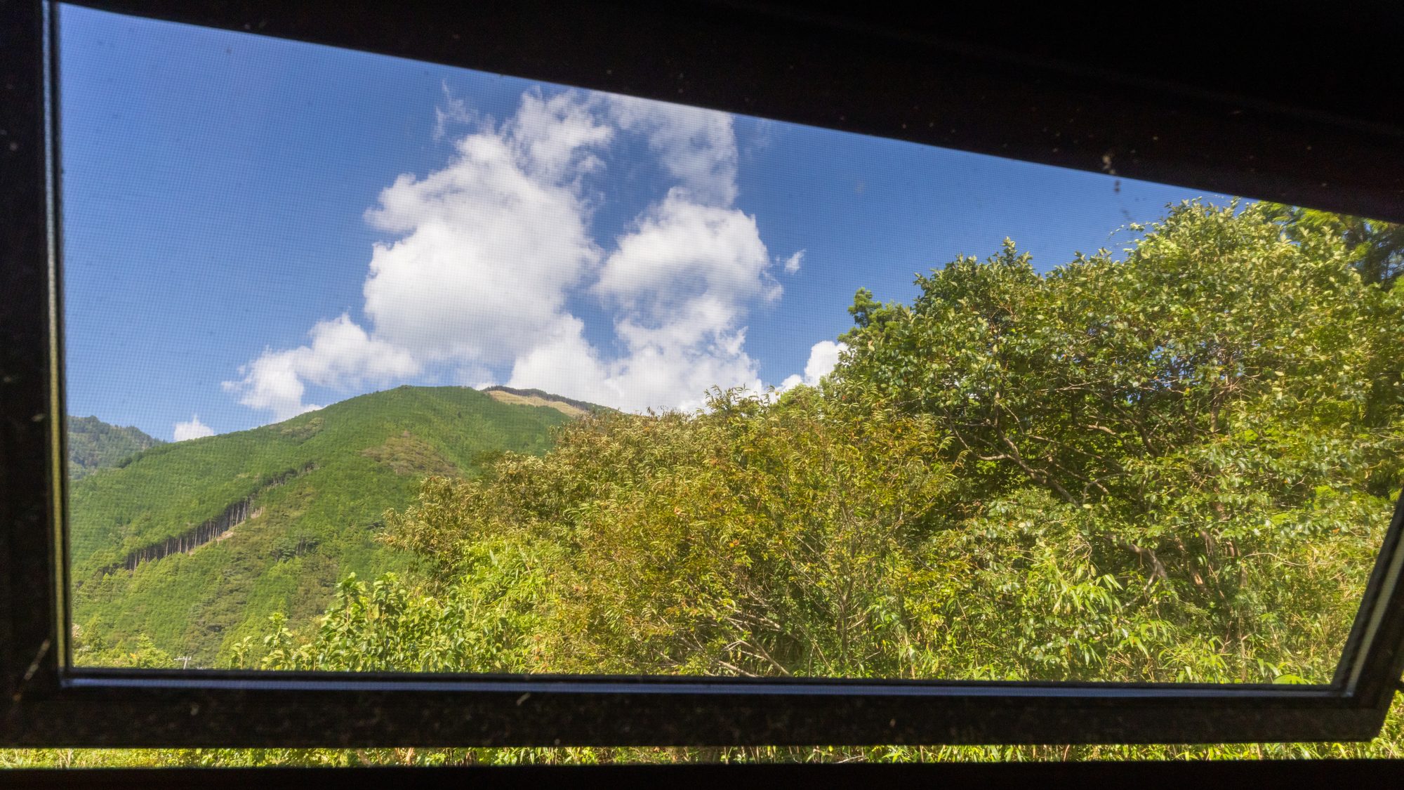 ・【景色】澄み渡る青空と鮮やかな緑の山々が、慌ただしい日常をしばし忘れさせてくれます