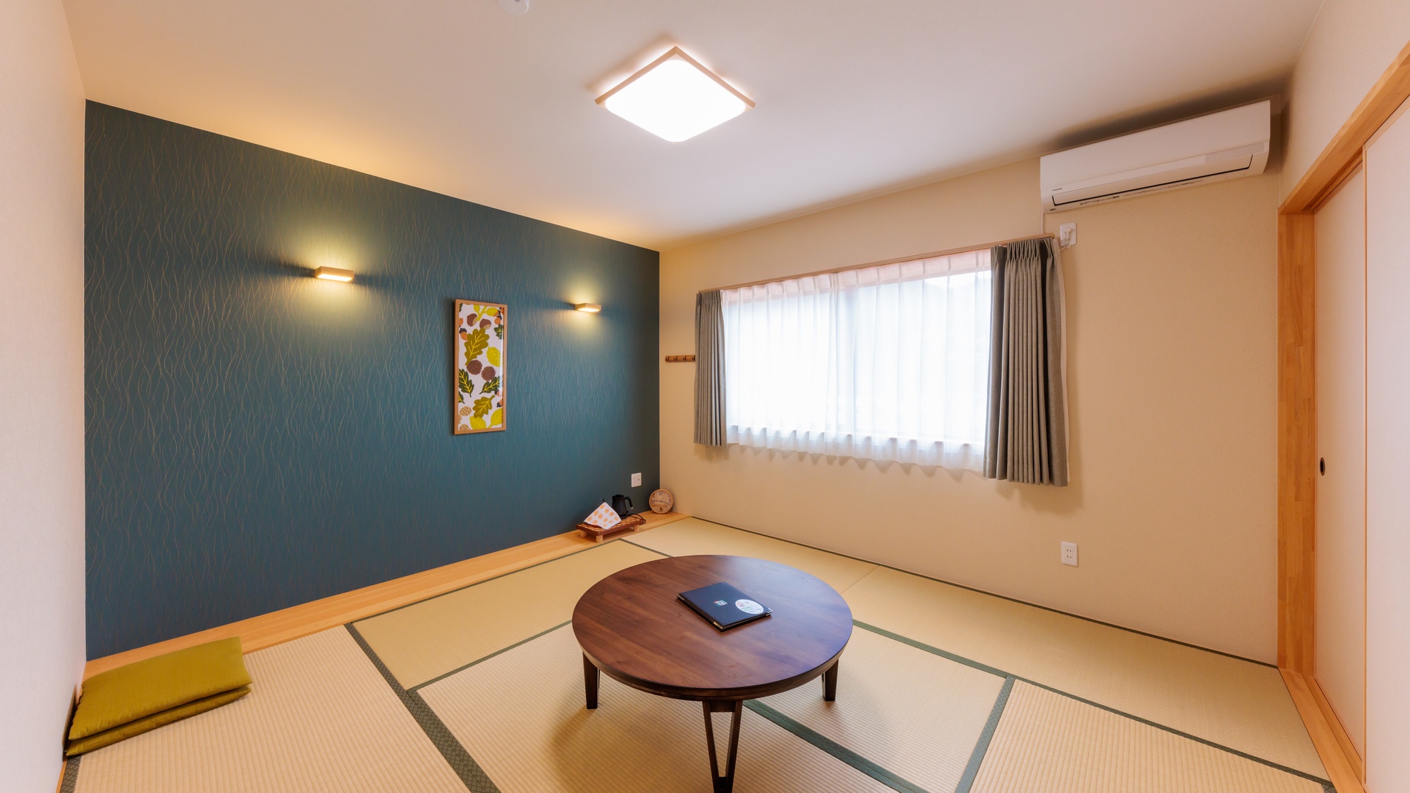 ・【樫の間】落ち着いたシックな雰囲気の和室。空と川をイメージした青い壁が印象的です