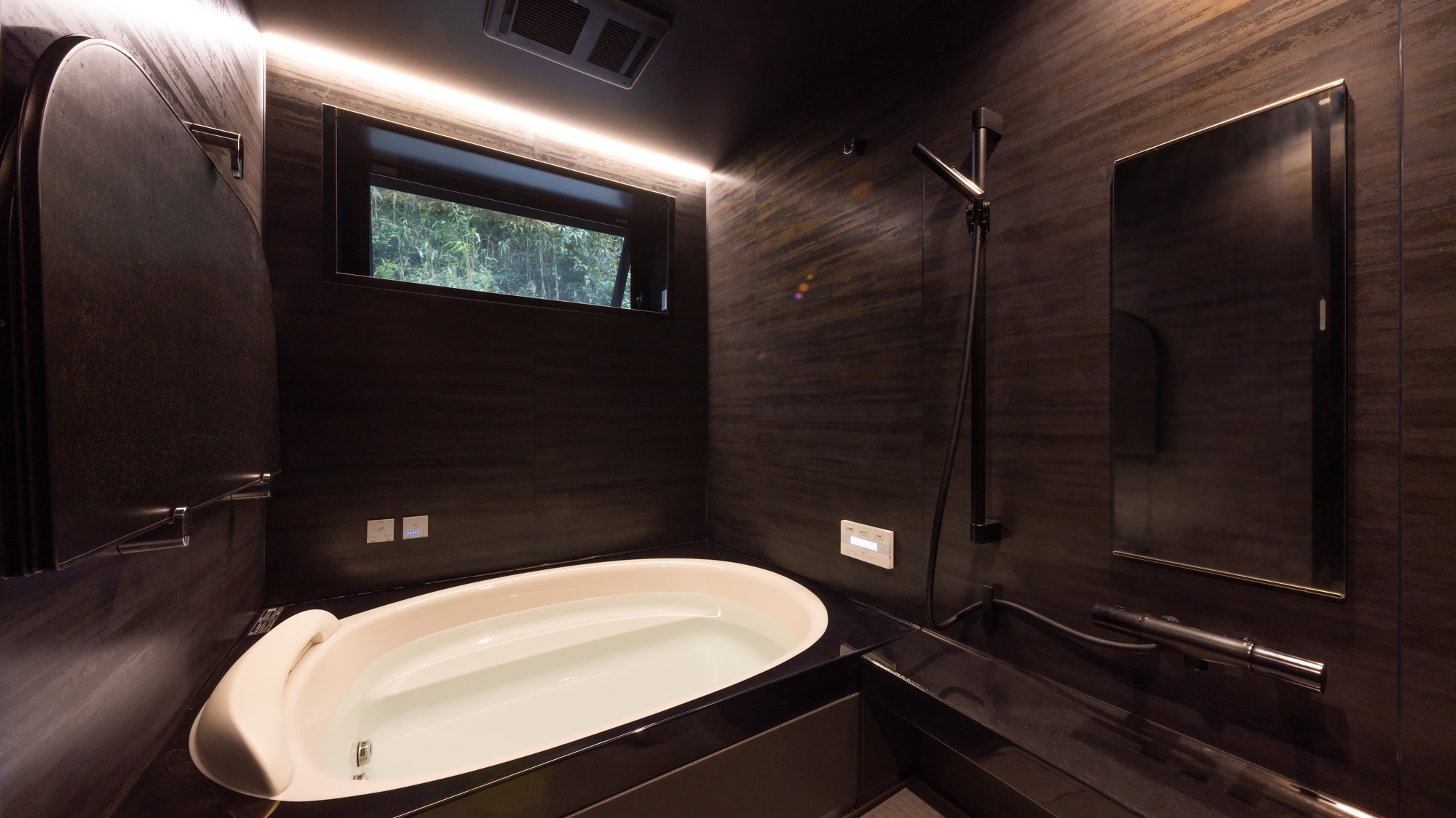 ・【お風呂】高級感漂うシックなデザインのバスルーム