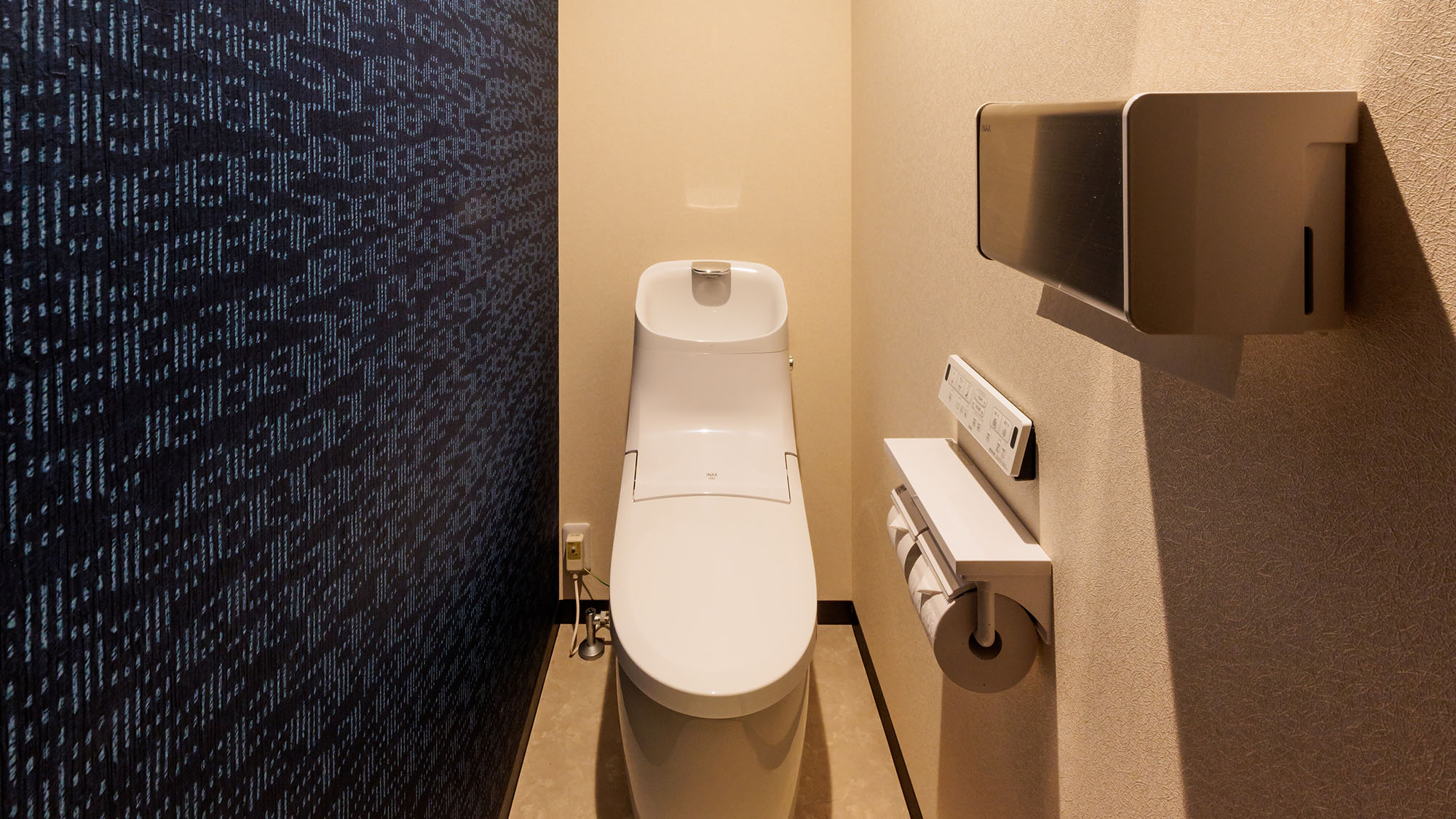 ・【トイレ】コンパクトで清潔感のあるトイレ。温水洗浄便座付で快適にご使用いただけます