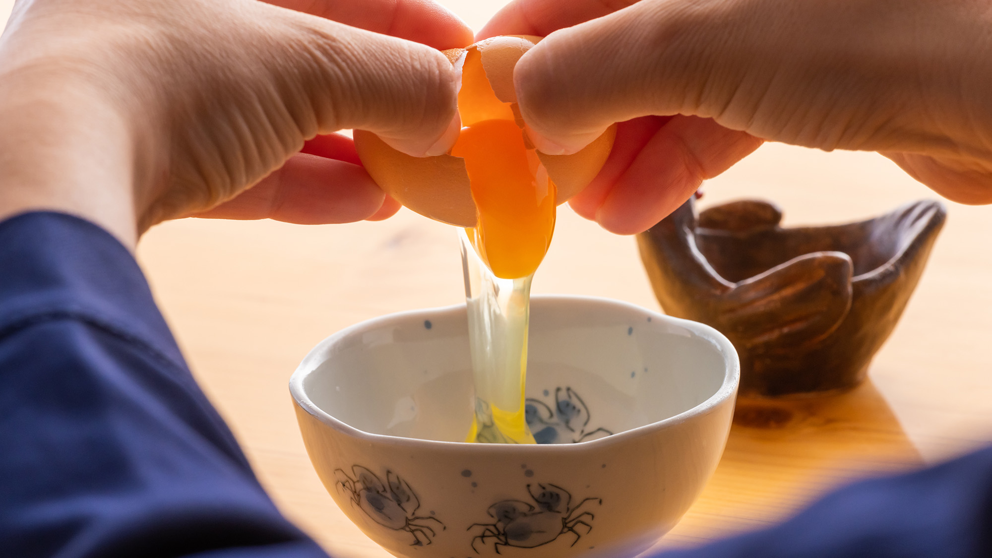 ・【朝食】小ぶりながらしっかりとした殻を持つ土佐ジローの卵