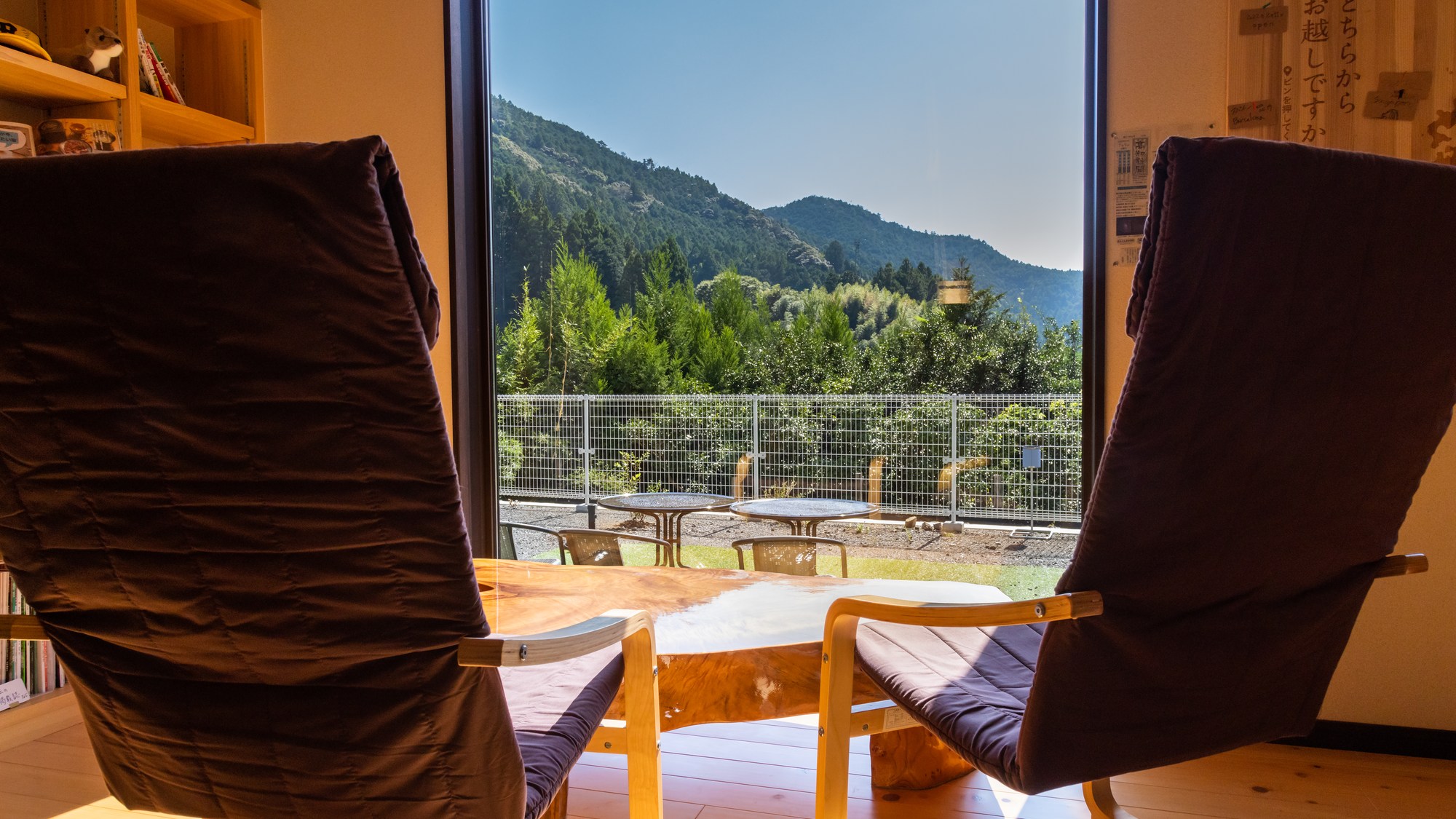 ・【景色】窓際のチェアで、暖かな光と緑に包まれながらゆったりリラックス