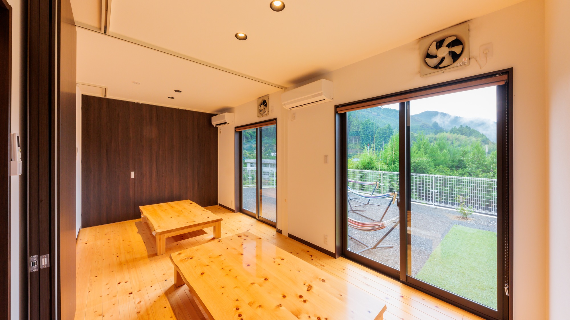 ・【お食事処】木の質感と自然光が心地よいスペースで、夕食・朝食をお楽しみくだｓだい