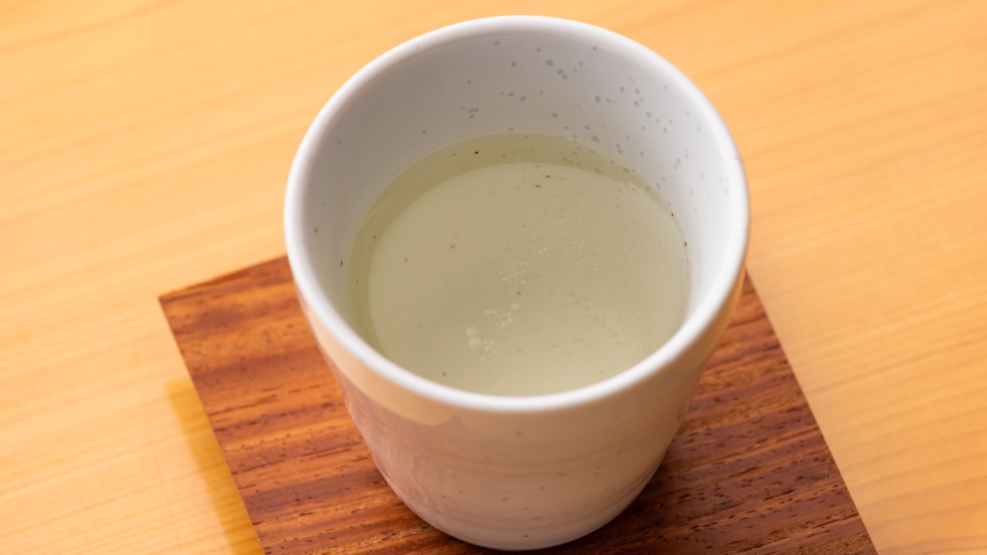 ・【夕食】土佐ジローのボーンブロススープ。じっくり煮出した旨味がすっと体にしみわたる一杯です