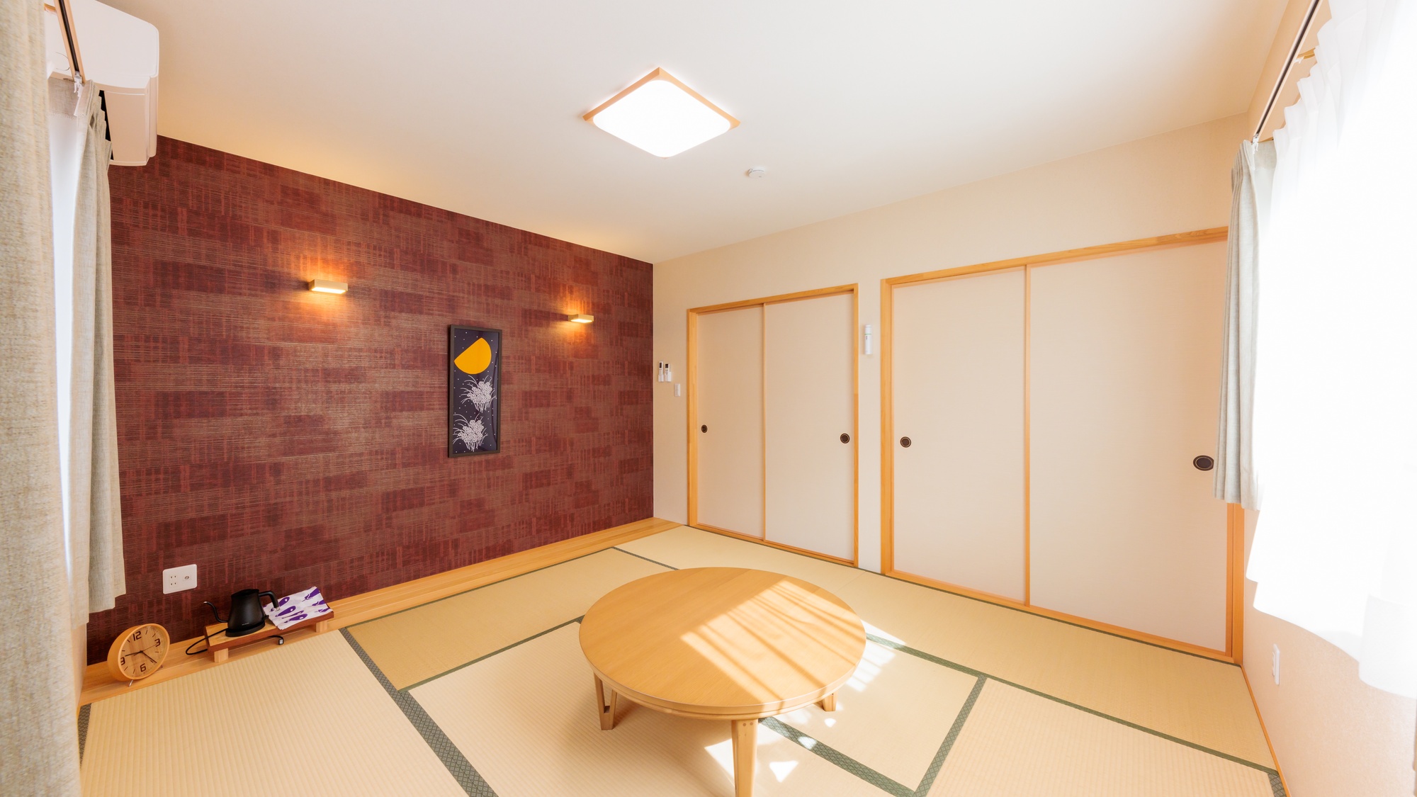 ・【銀杏の間】アクセントの赤い壁が目を引く、上品で落ち着いた和室です