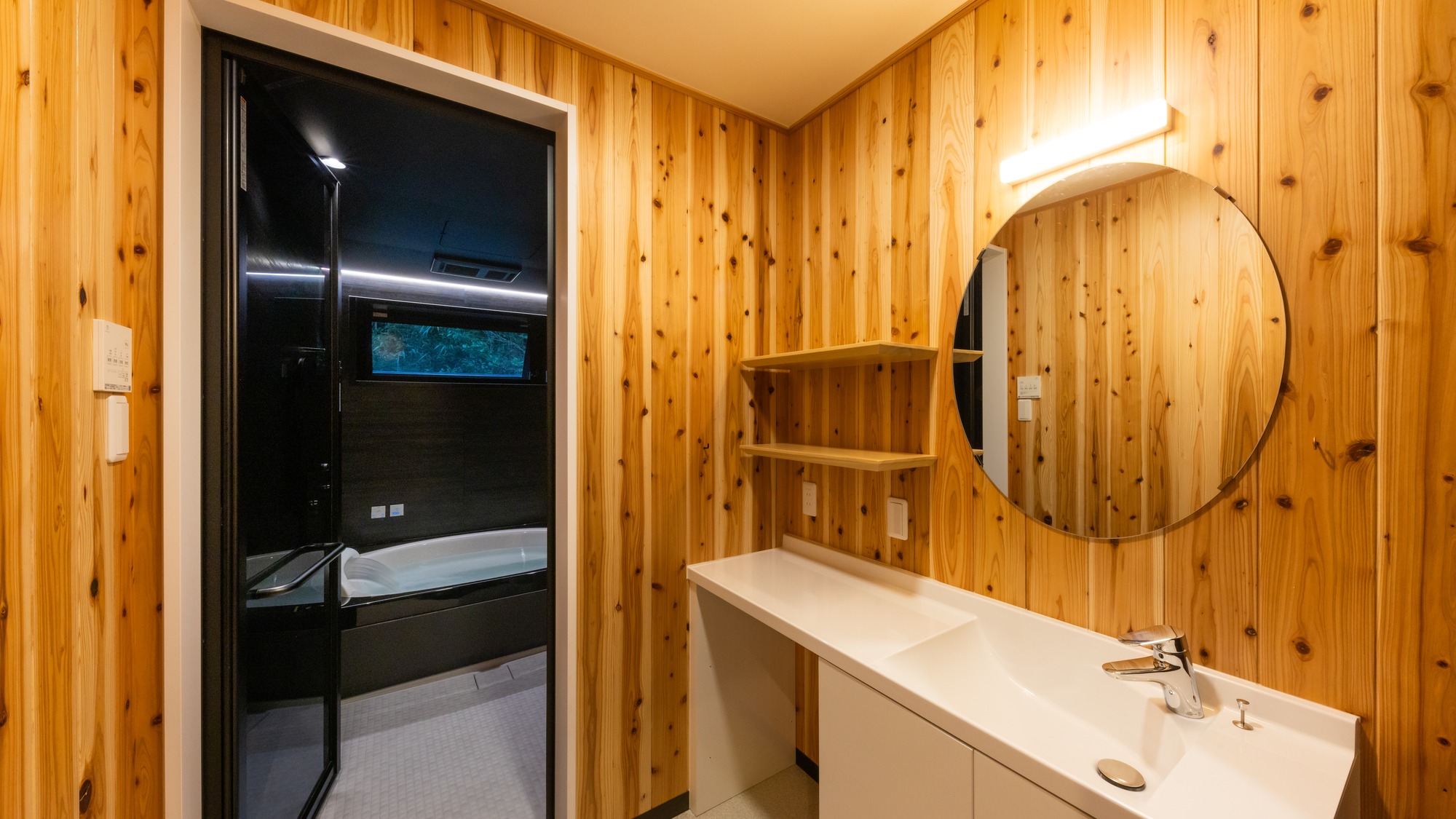 ・【お風呂】木のぬくもりを感じる広々とした脱衣所