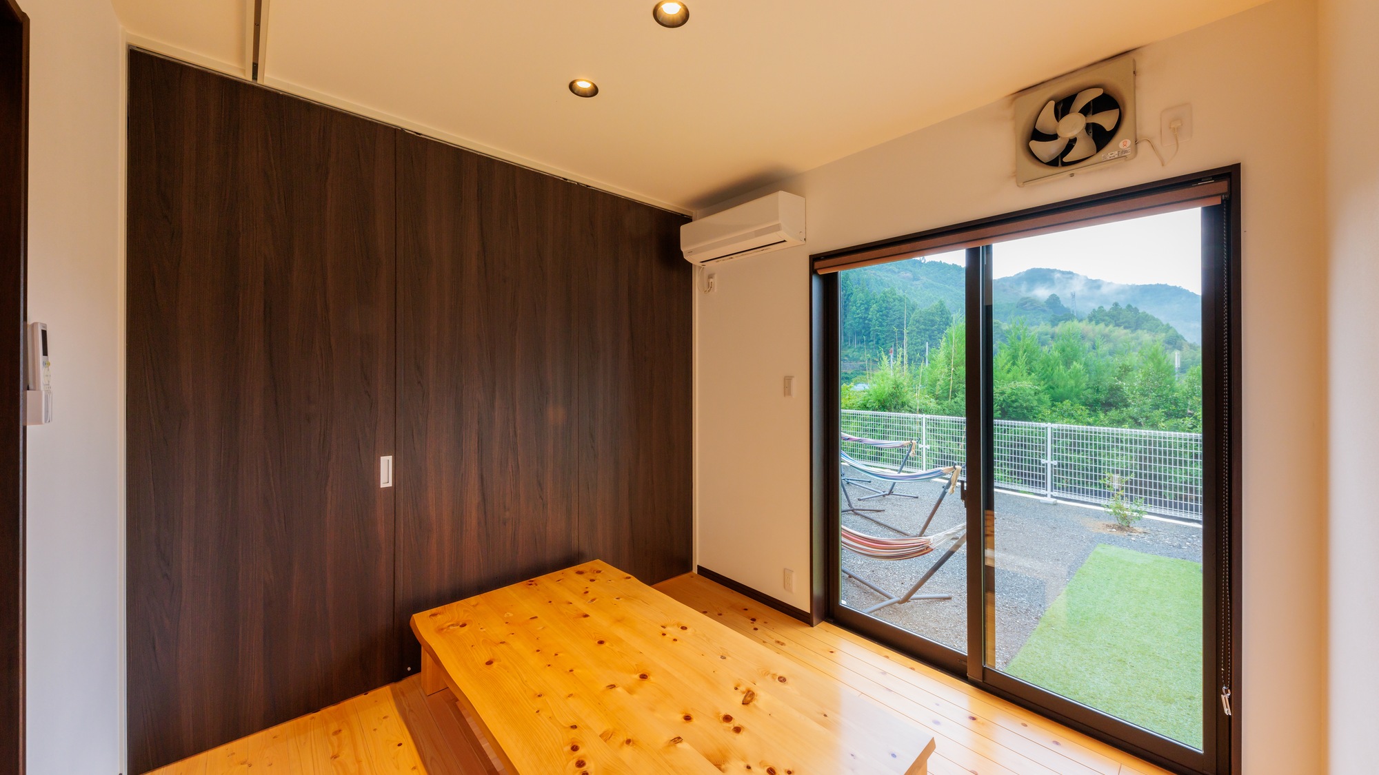 ・【お食事処】大きな窓から外の景色をゆったり眺められます