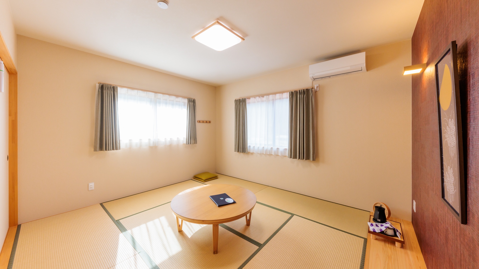 ・【銀杏の間】2方向に窓があり、豊かな自然を感じながらゆったりお寛ぎいただけます