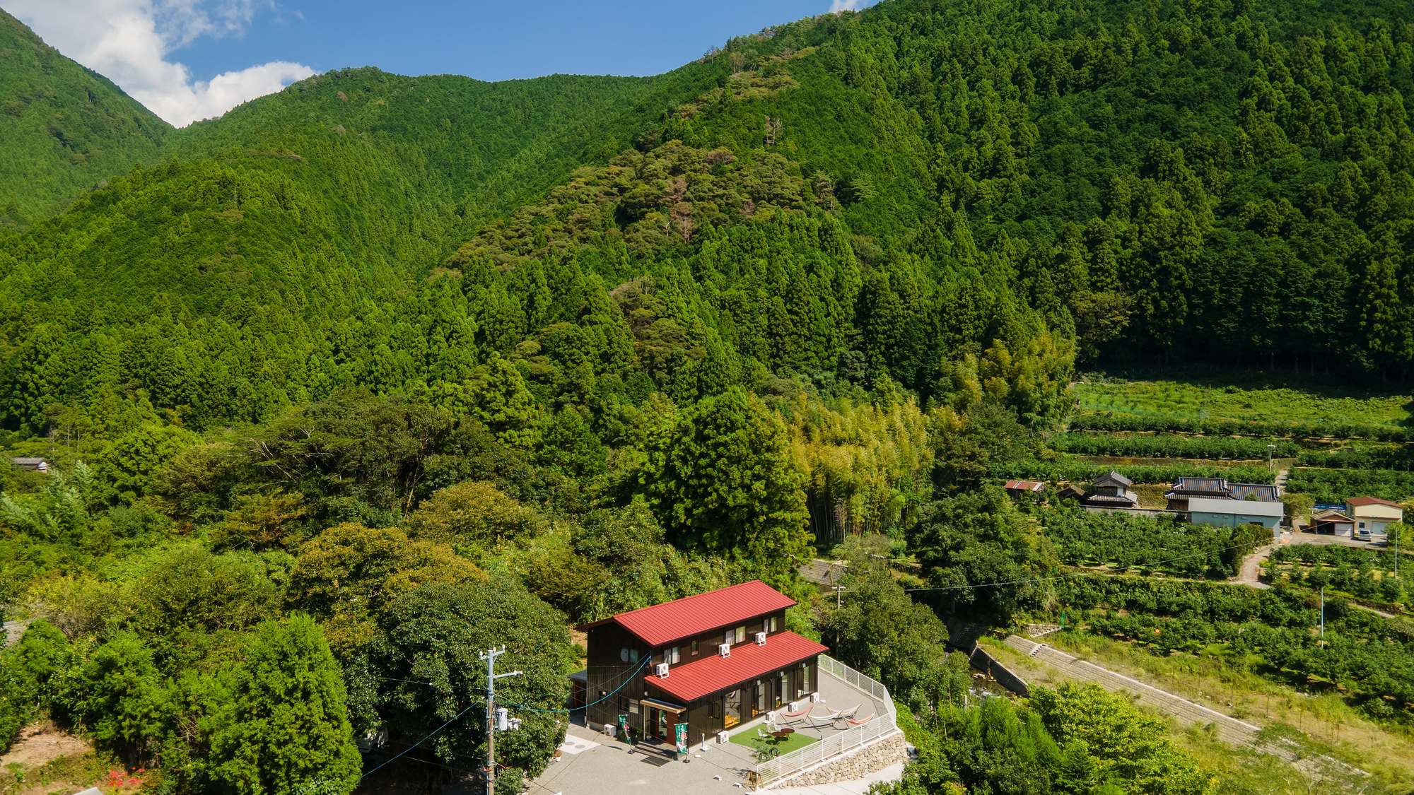 ・【外観】都会の喧騒を忘れ、大自然に囲まれた当館で癒しのひと時をお過ごしください