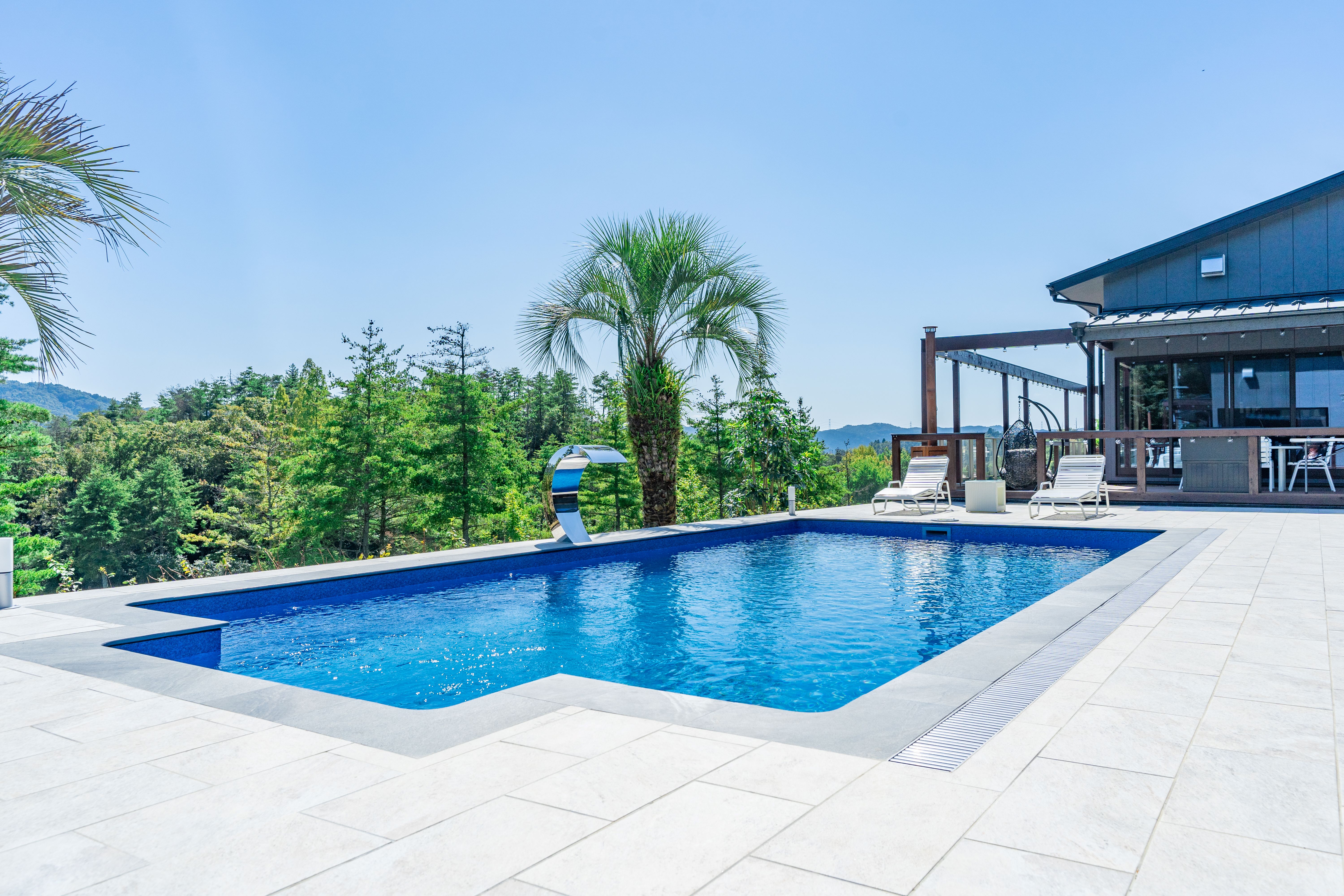 夏はプールに、秋冬はサウナ後の水風呂としてご利用いただけます。