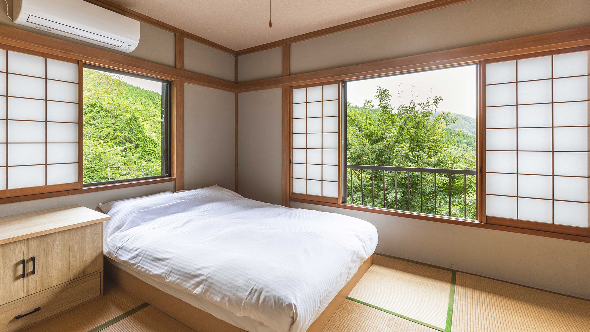 ・【アパートメントB／ベッドルーム】寝室からの眺めもバッチリ♪自然に囲まれて気持ちの良い朝になります