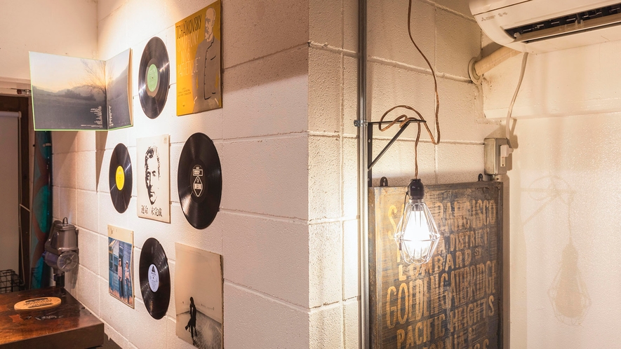 ・【アパートメントA／インテリア】壁にレコードをあしらったレトロモダンな内装が魅力