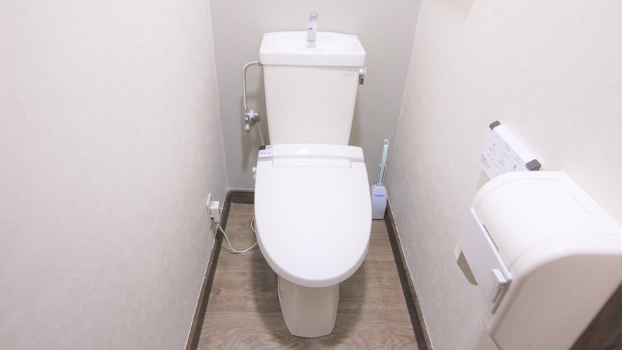 ・【アパートメントB／トイレ】温水洗浄機能付の個室トイレです。清潔で安心♪