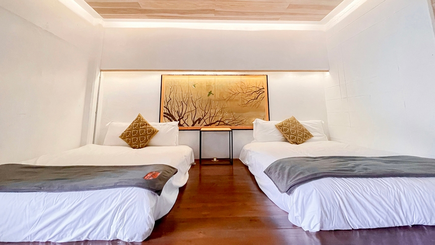・【アパートメントA／ベッドスペース】小上がりの和洋室のような空間。ダブルベッドが2台ございます