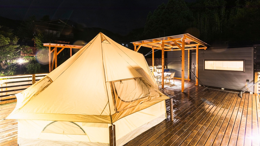 ・【Cabin+Tent】キャビンの専用デッキにテントを設置。アウトドアを思う存分満喫できます♪