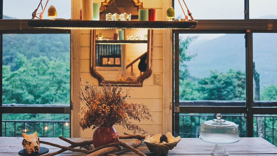 ・【アパートメントB／インテリア】木目の温かみを感じる内装と窓から見える自然が調和した空間です