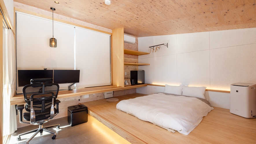 ・【S-3/S-4】ベッドは小上がりスペースに。シンプルながらもおしゃれな内装のお部屋です