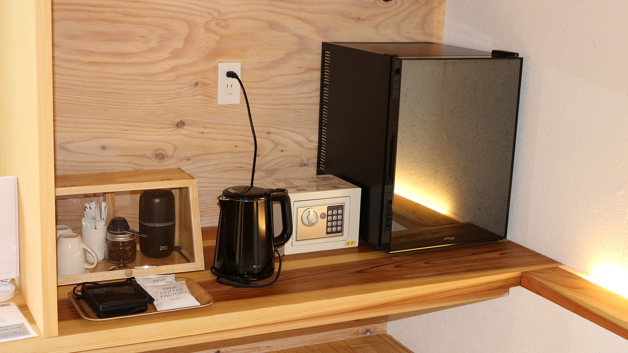 ・【部屋備品】お部屋にマグカップ、電気湯沸かしポットをご用意しております