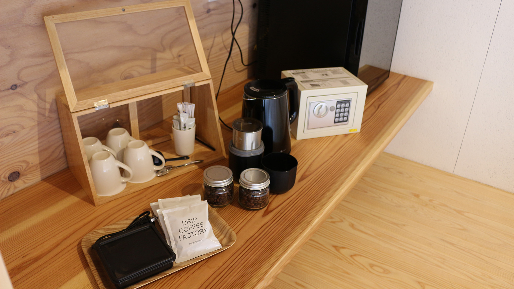 ・【部屋備品】各部屋に小型電子金庫が設置してあります
