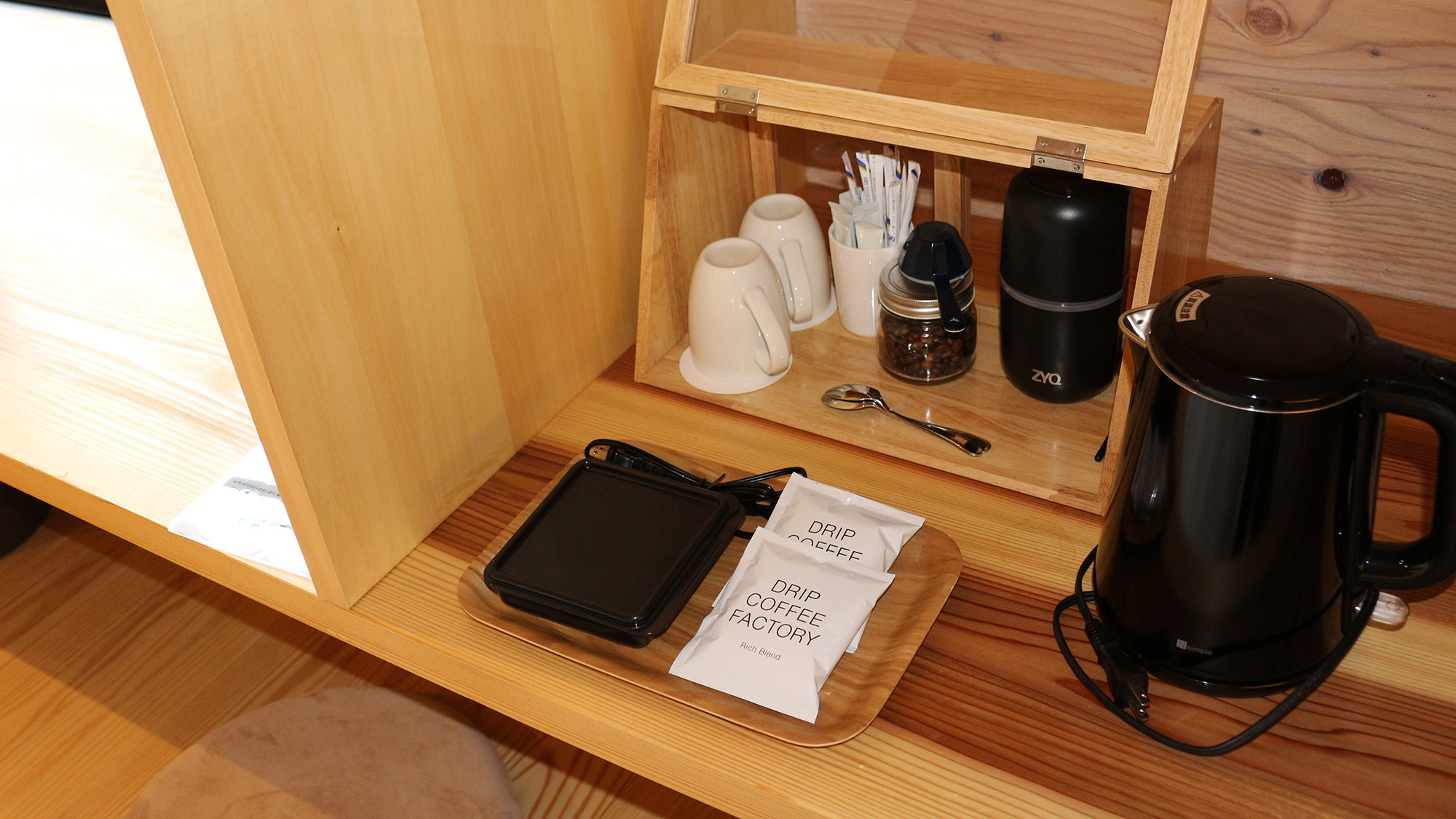 ・【部屋備品】各部屋に電動コーヒーミルとコーヒー豆をご用意しております
